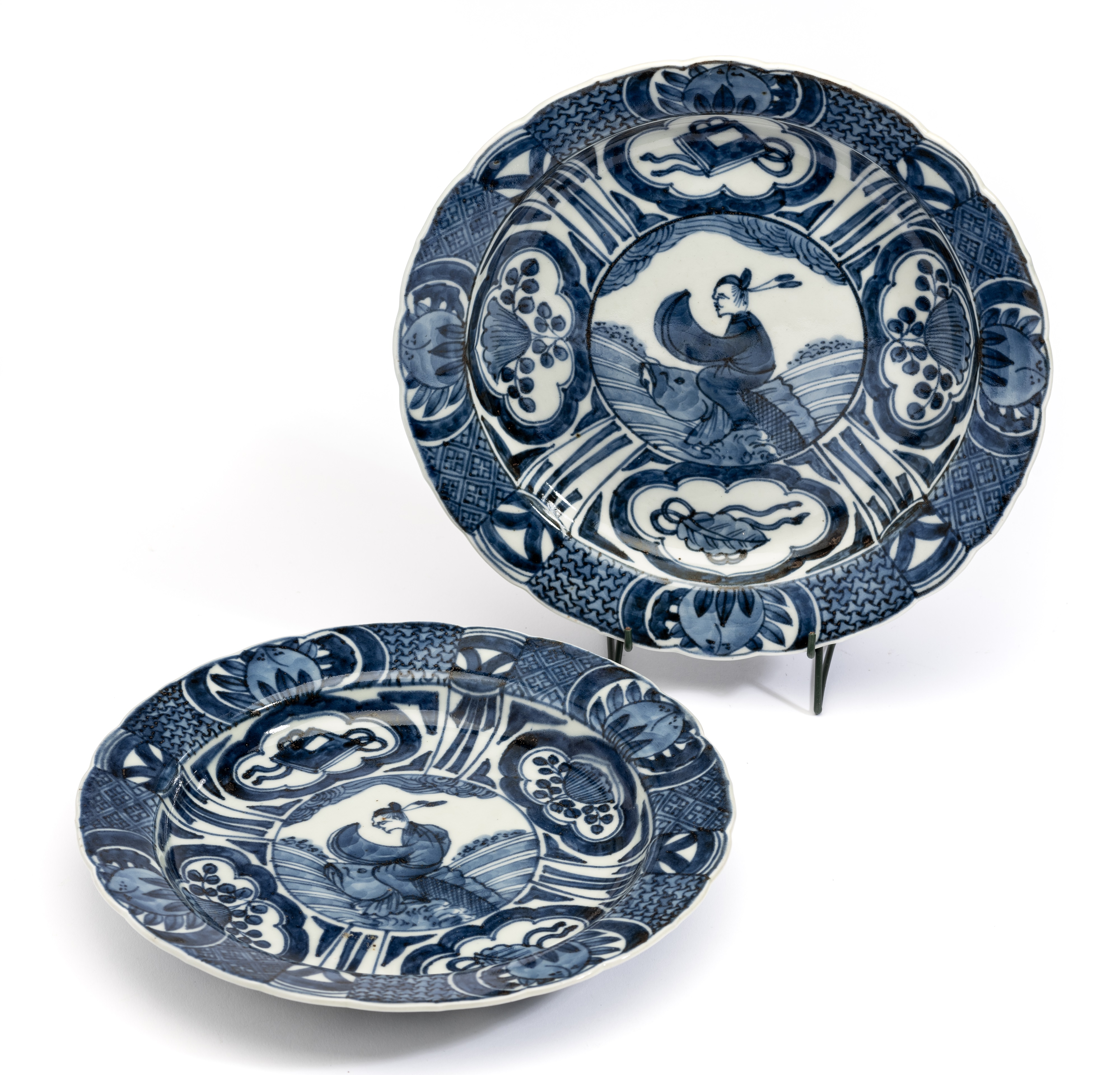 A PAIR OF JAPANESE ARITA BLUE AND WHITE PLATES, EDO PERIOD, 18TH CENTURY