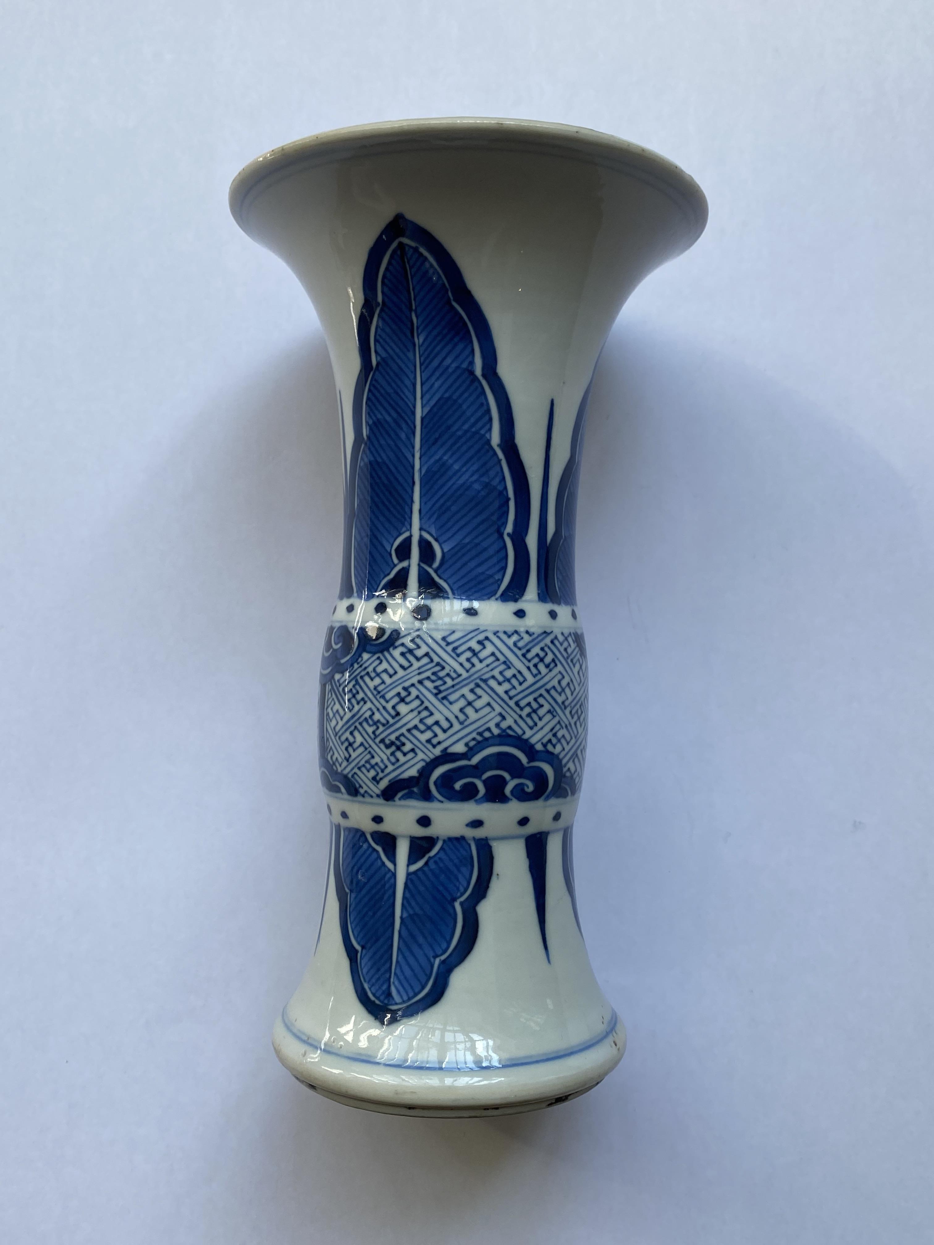 A SMALL CHINESE BLUE AND WHITE BEAKER VASE, 'GU', 18TH CENTURY - Image 6 of 7