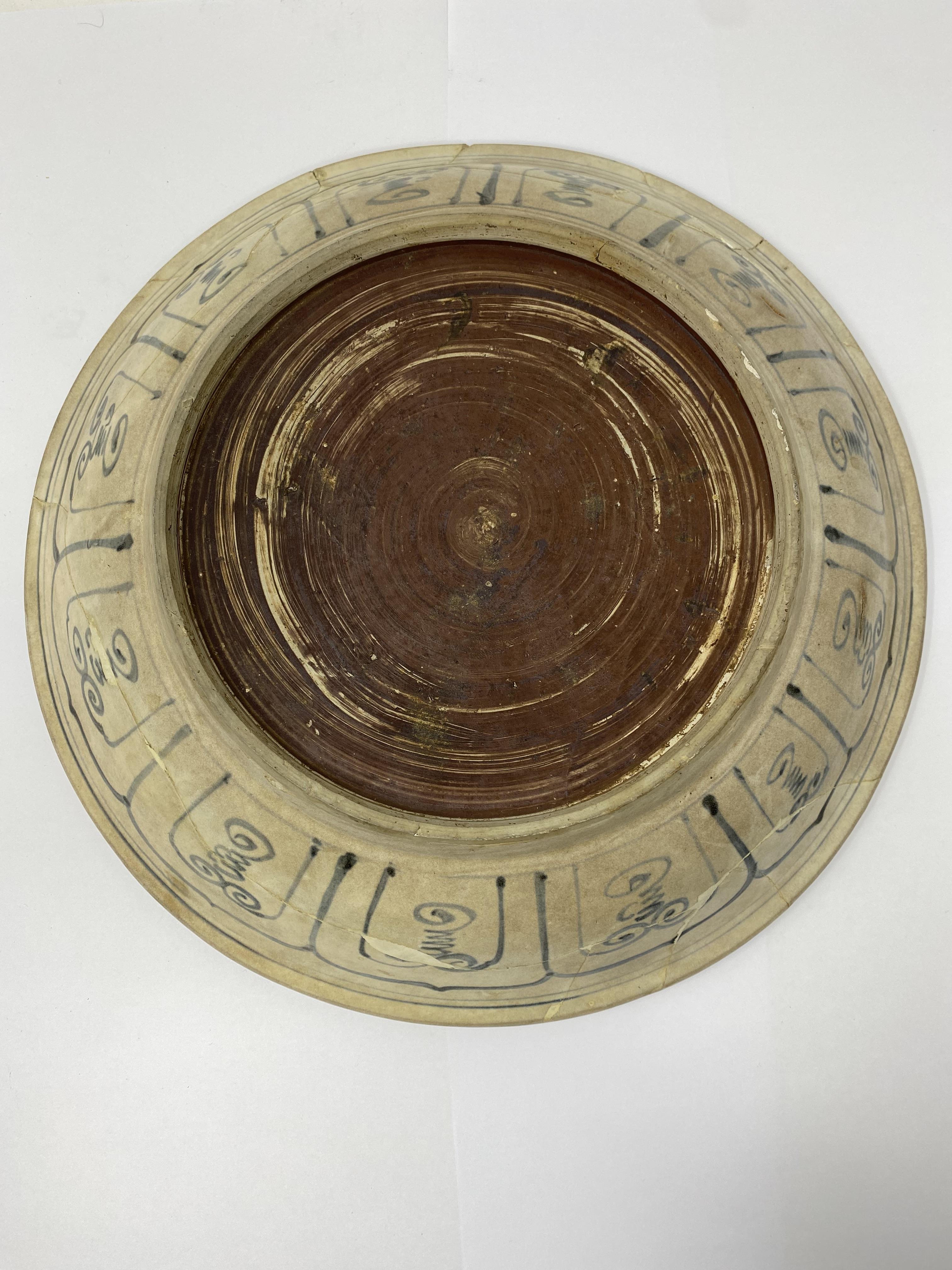 A LARGE ANNAMESE BLUE AND WHITE DISH, 15/16TH CENTURY - Image 6 of 7