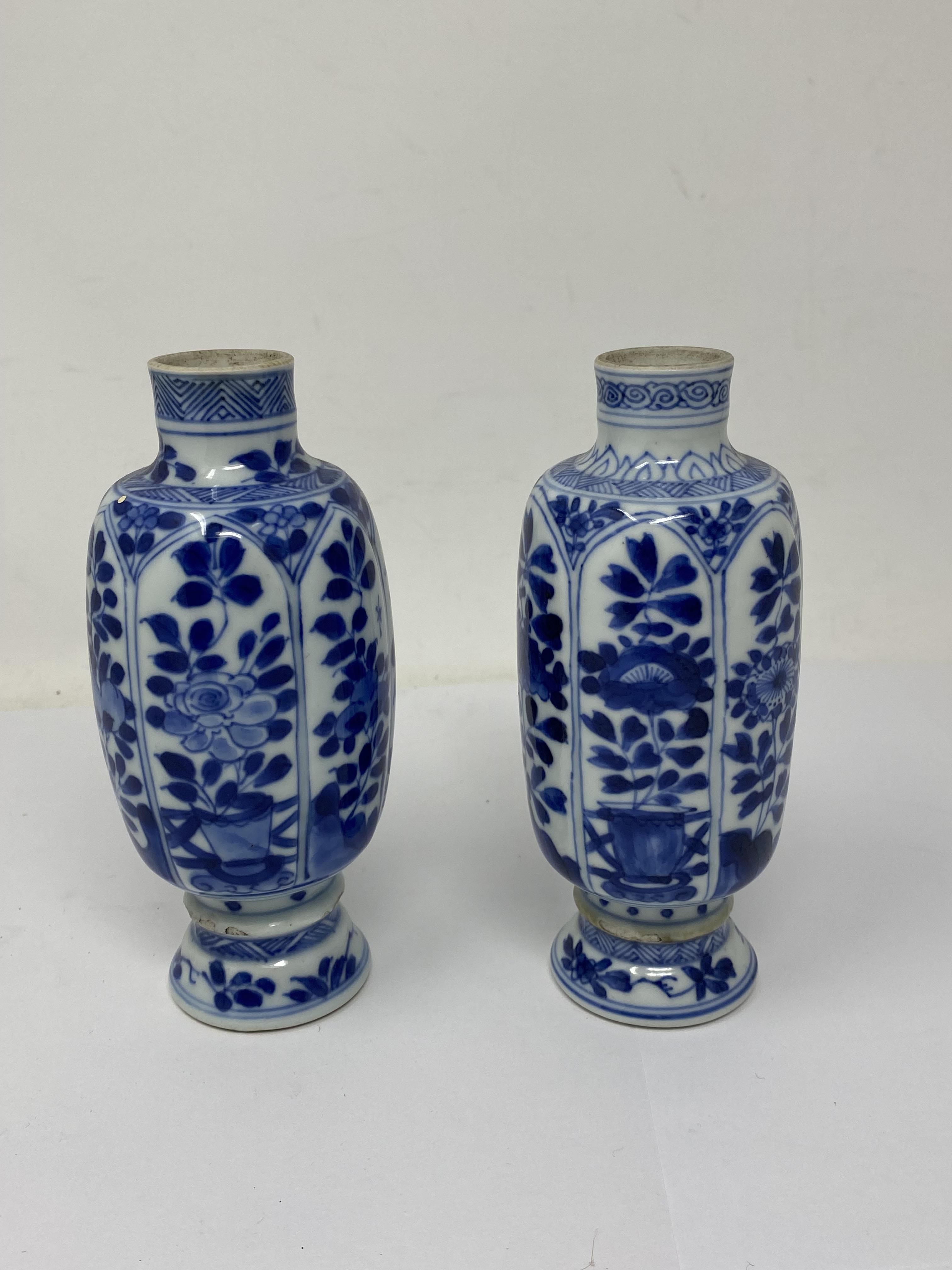 A PAIR OF CHINESE BLUE AND WHITE SMALL VASES, KANGXI PERIOD (1662-1722) - Image 2 of 5