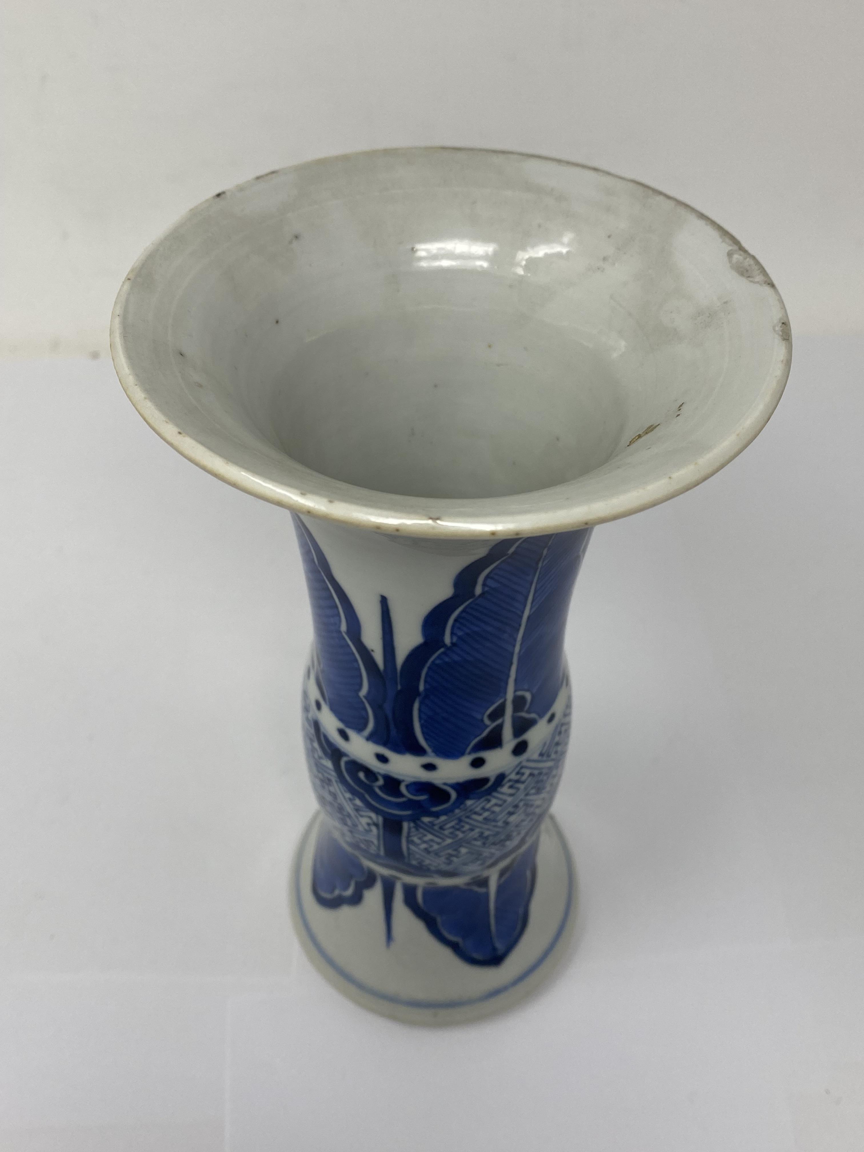 A SMALL CHINESE BLUE AND WHITE BEAKER VASE, 'GU', 18TH CENTURY - Image 3 of 7