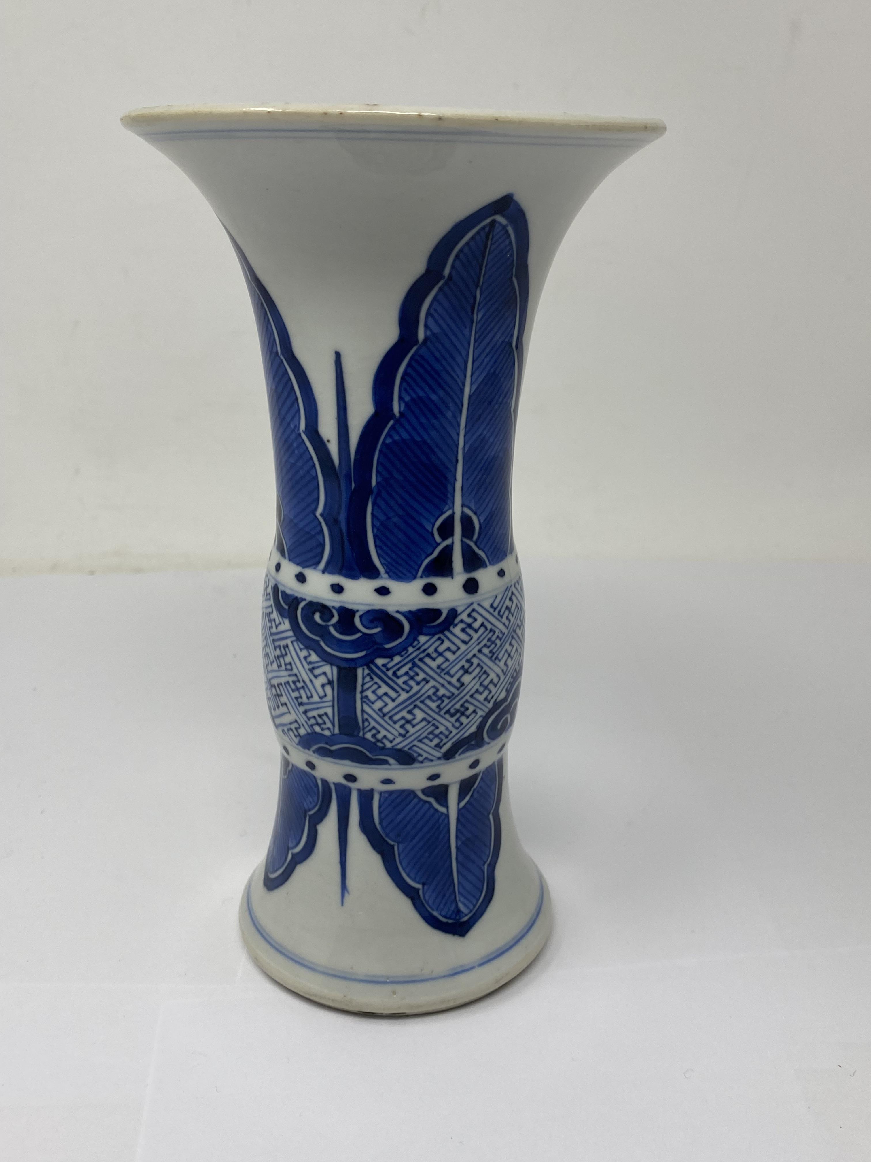 A SMALL CHINESE BLUE AND WHITE BEAKER VASE, 'GU', 18TH CENTURY - Image 2 of 7