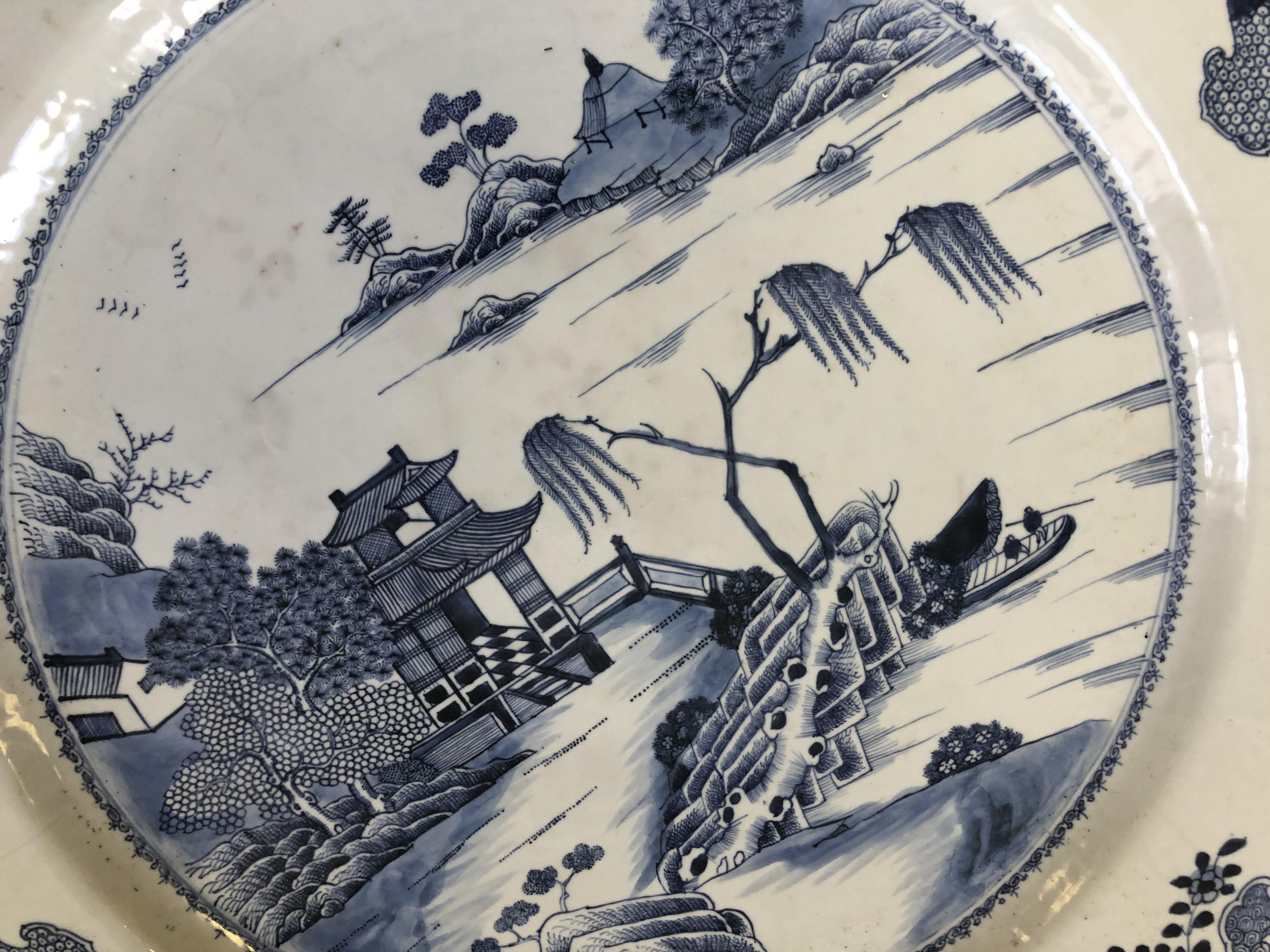 A LARGE CHINESE BLUE AND WHITE CHARGER, QING DYNASTRY, LATE 18TH CENTURY - Image 2 of 7
