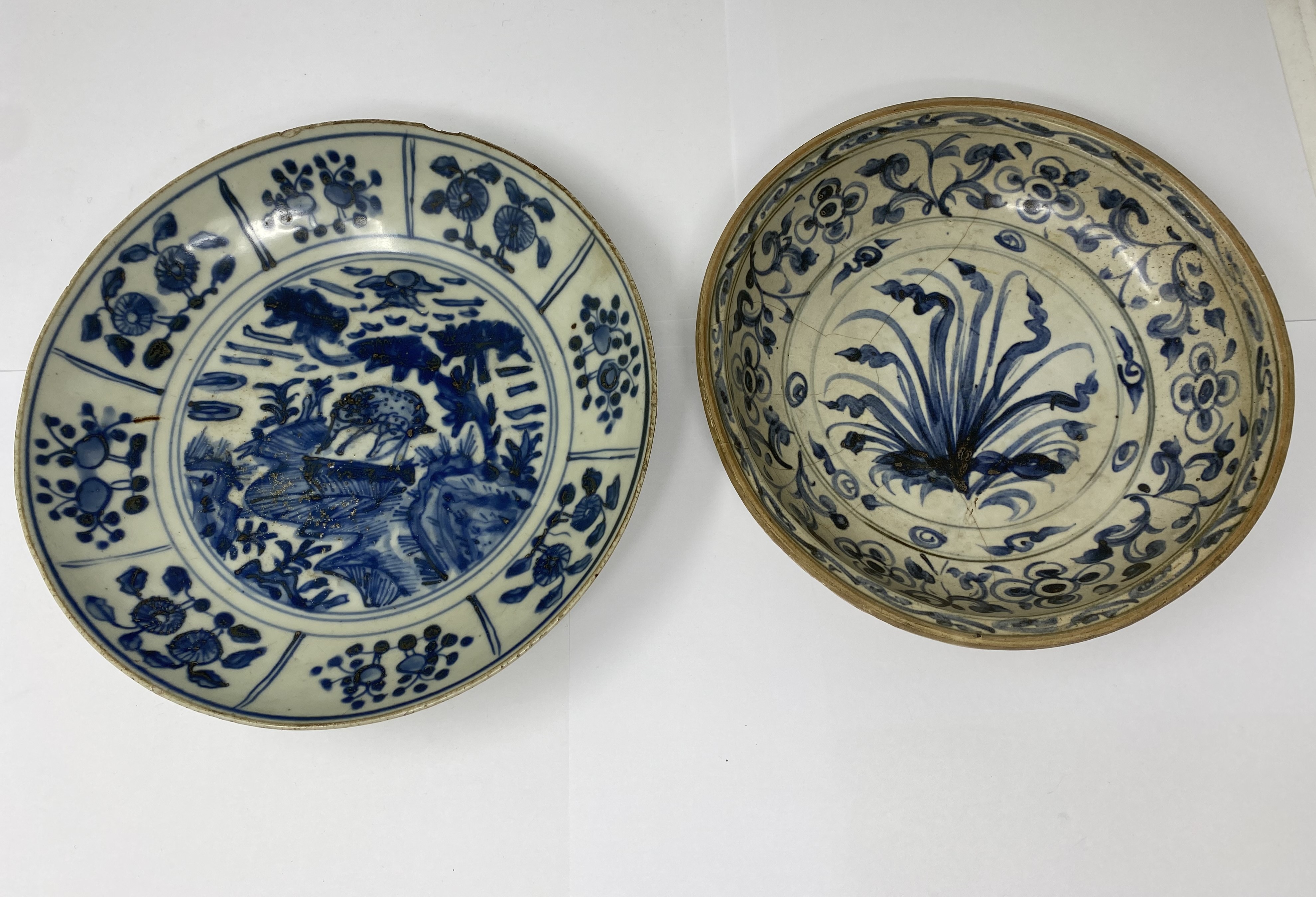 A LARGE CHINESE BLUE AND WHITE DISH, LATE MING DYNASTY - Image 4 of 7