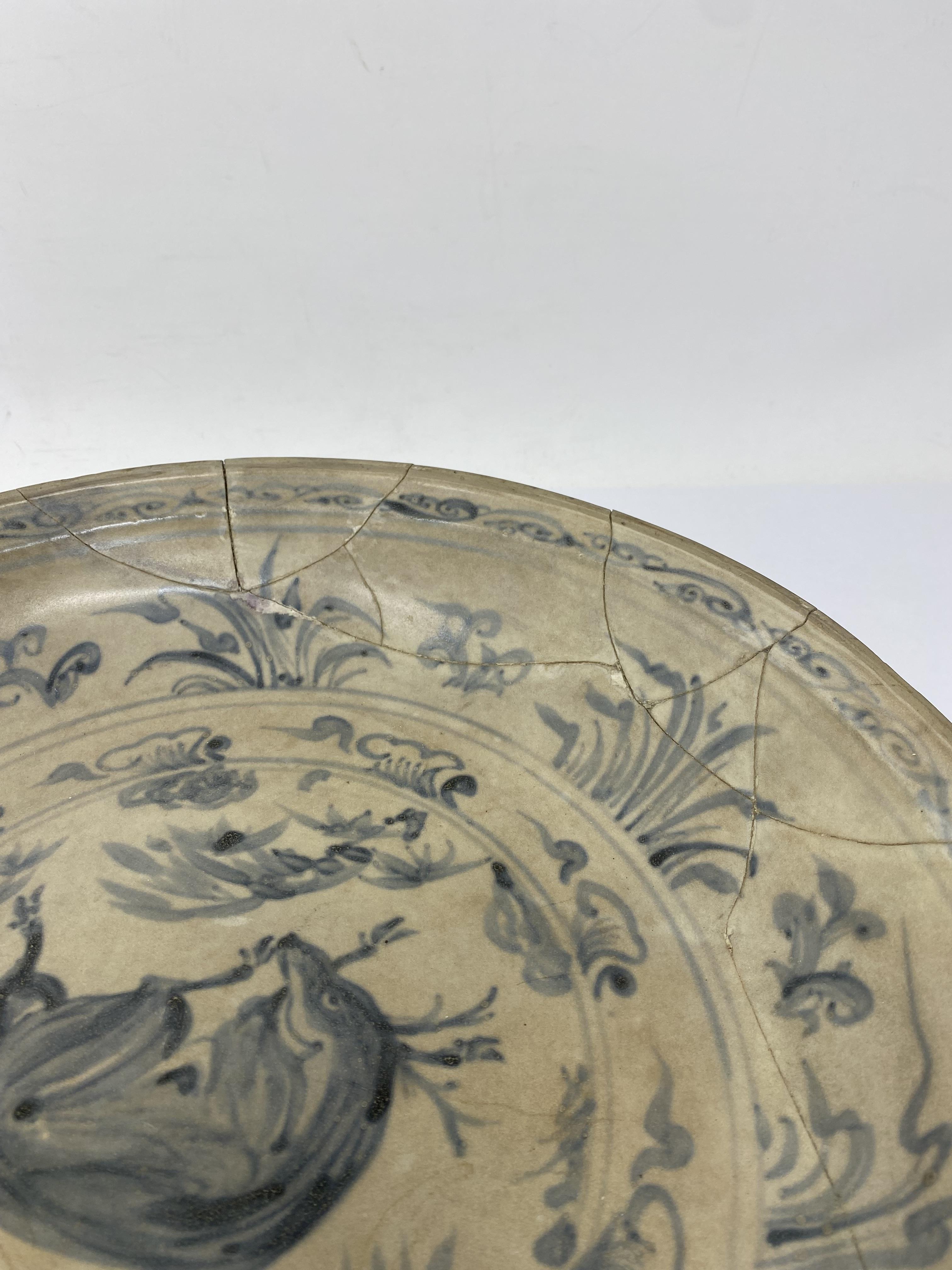 A LARGE ANNAMESE BLUE AND WHITE DISH, 15/16TH CENTURY - Image 3 of 7