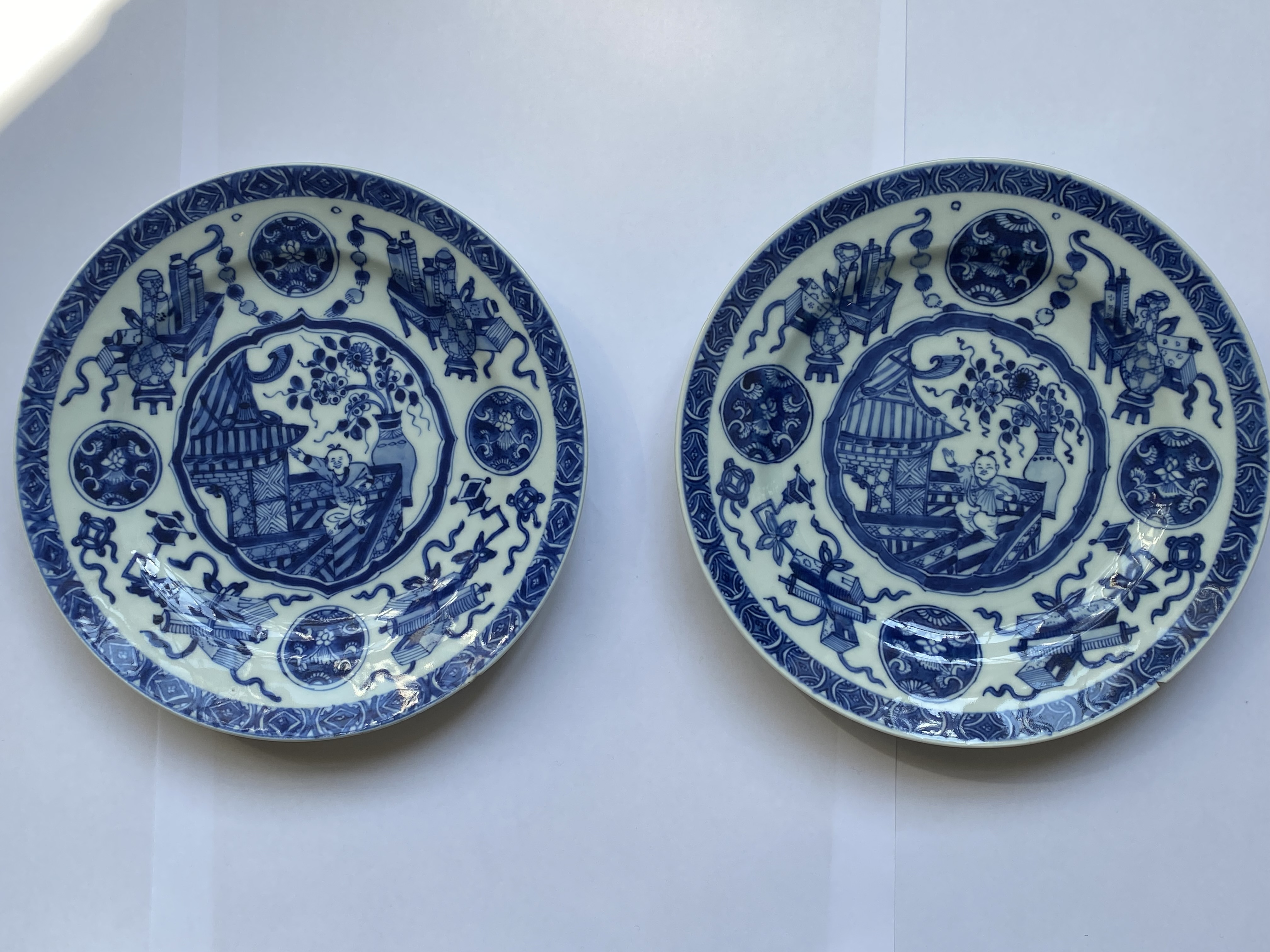 A PAIR OF CHINESE BLUE AND WHITE PLATES, KANGXI PERIOD (1662-1722) - Image 2 of 3