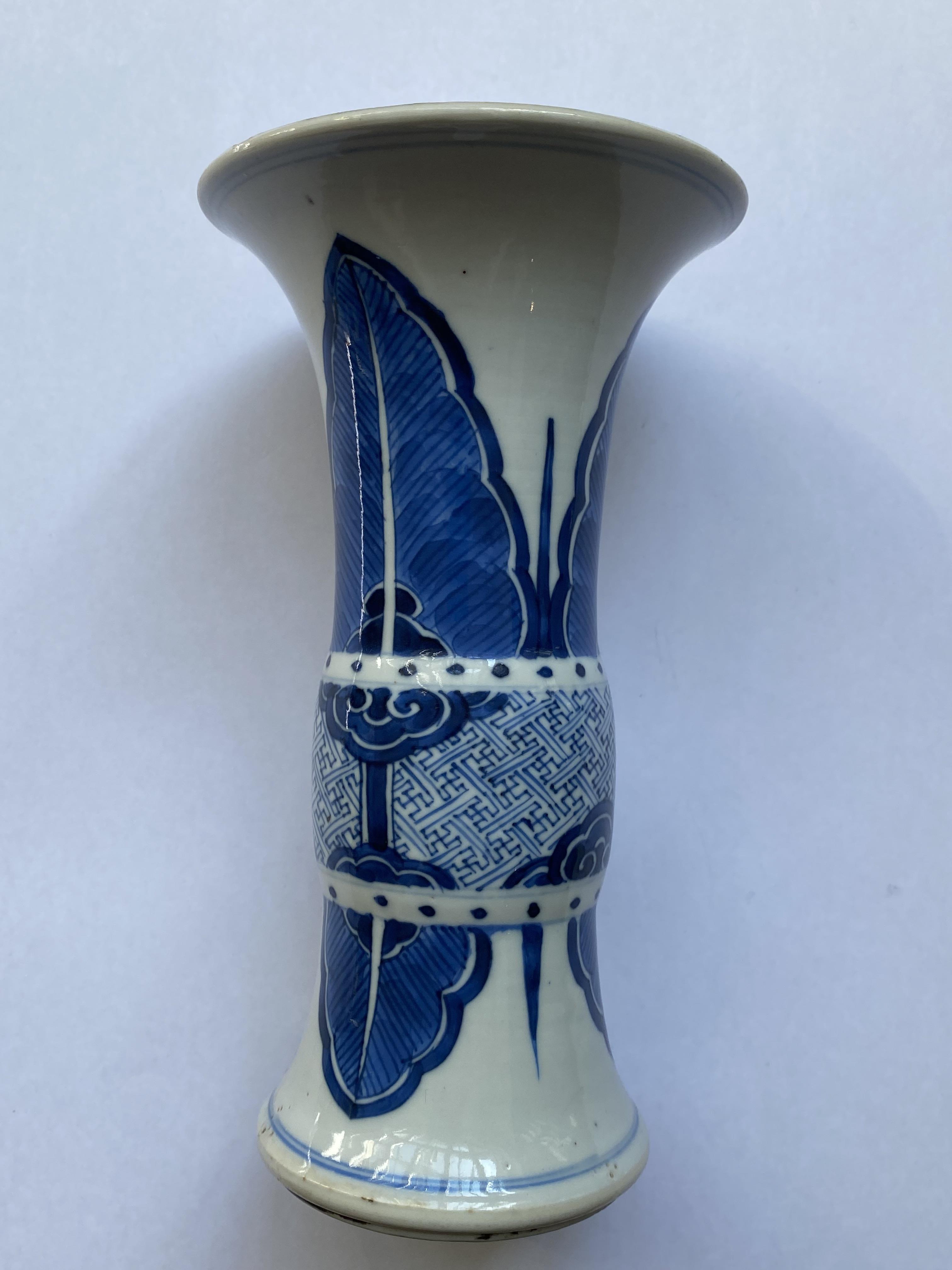 A SMALL CHINESE BLUE AND WHITE BEAKER VASE, 'GU', 18TH CENTURY - Image 5 of 7