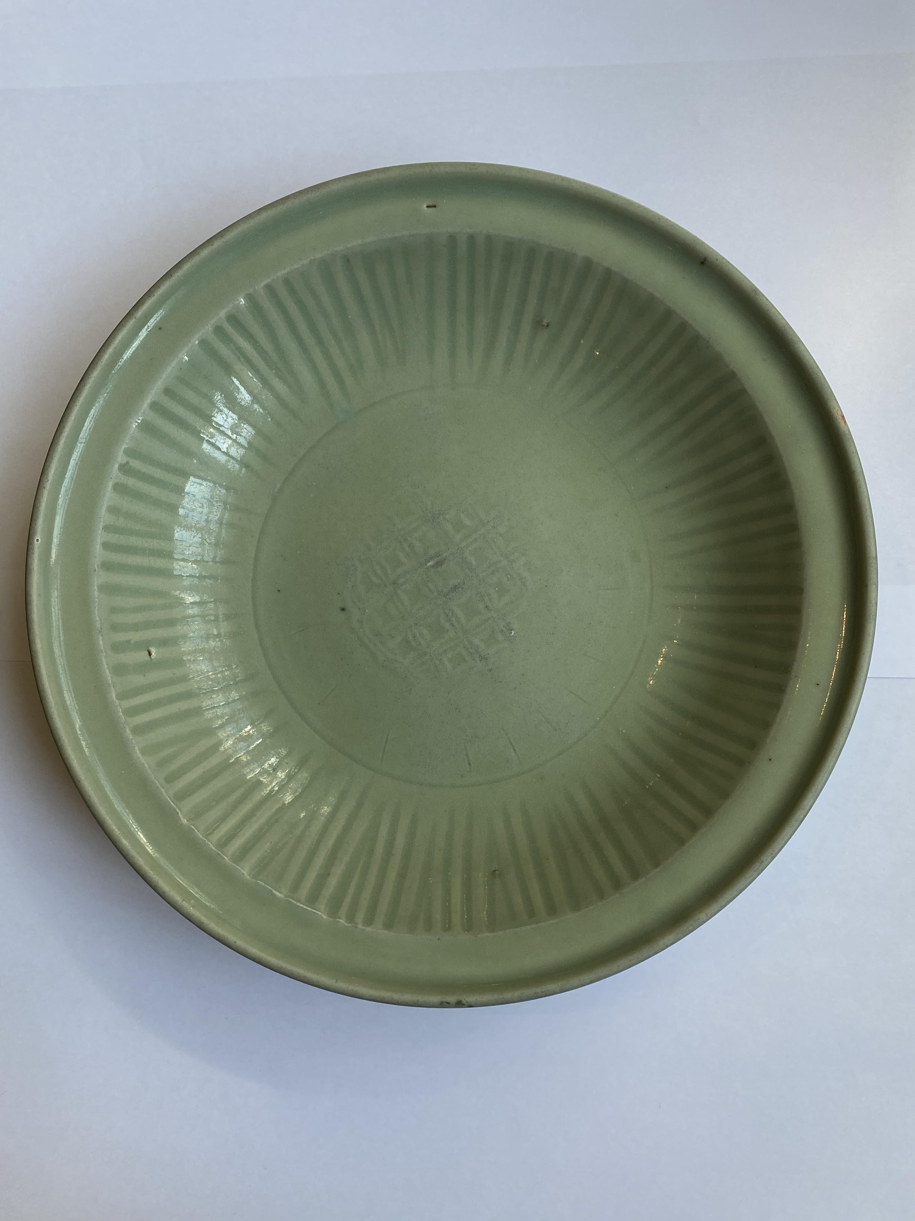 A LARGE CHINESE LONGQUAN CELADON DISH, MING DYNASTY - Image 7 of 8