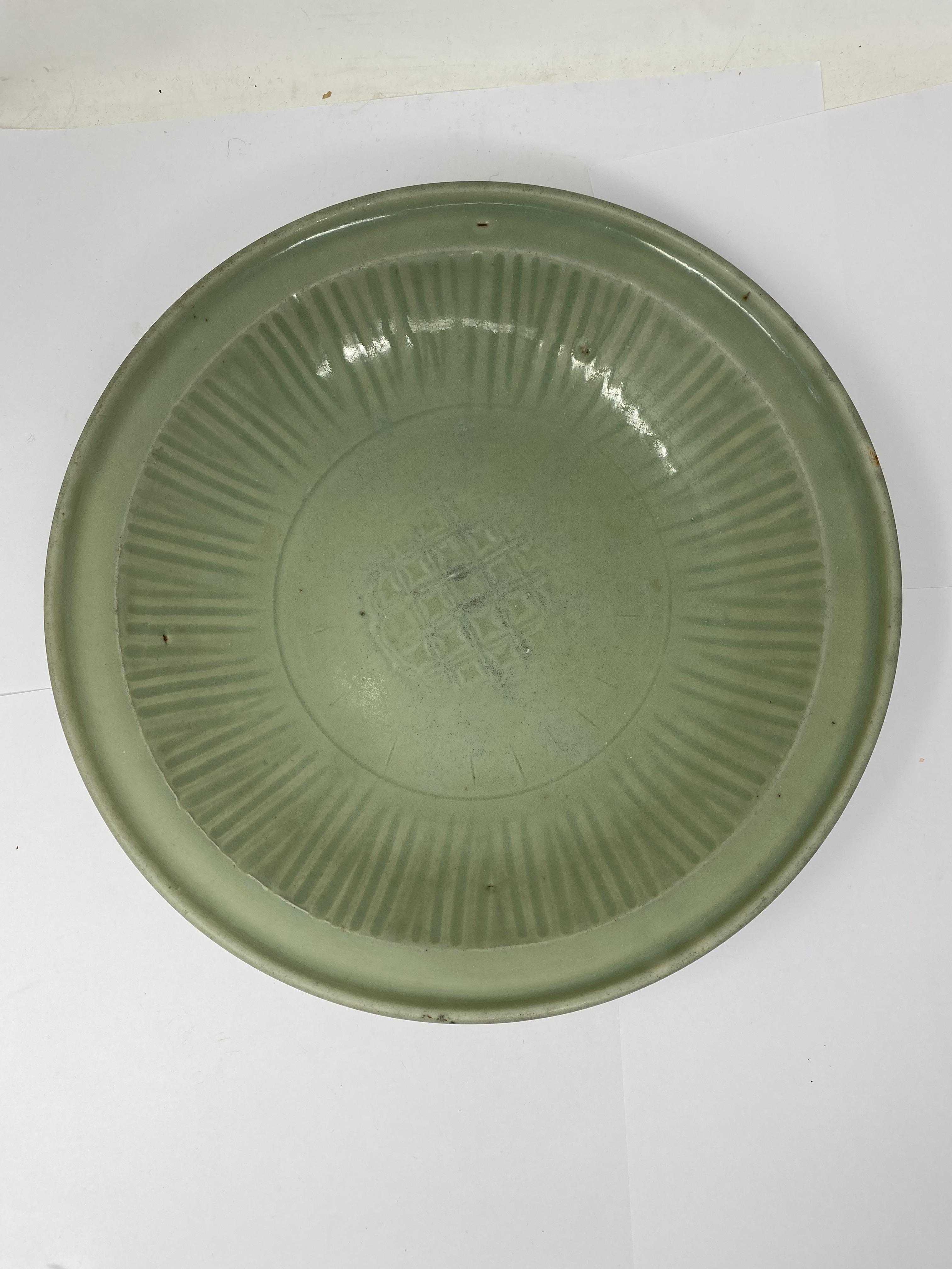 A LARGE CHINESE LONGQUAN CELADON DISH, MING DYNASTY - Image 2 of 8