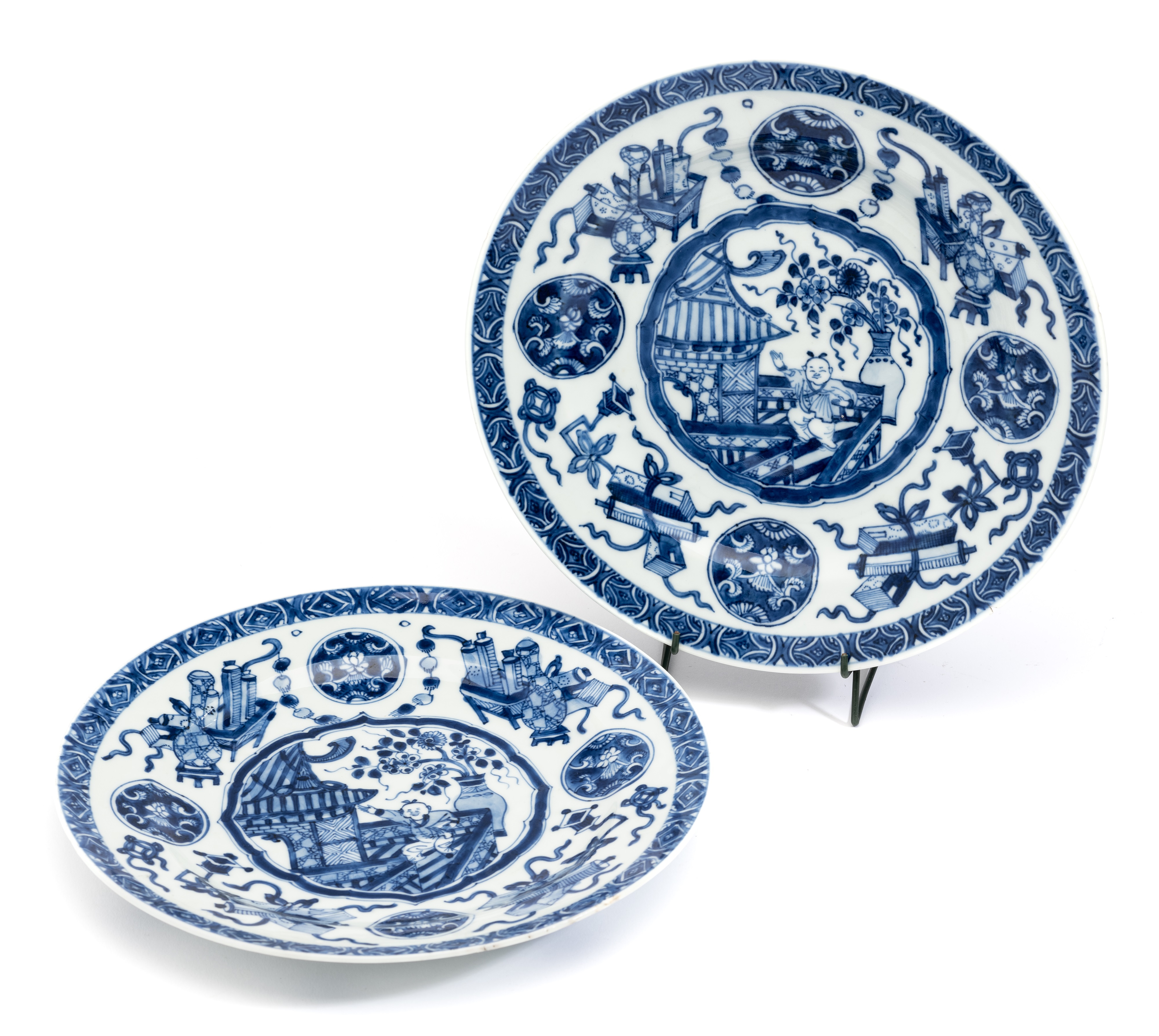 A PAIR OF CHINESE BLUE AND WHITE PLATES, KANGXI PERIOD (1662-1722)