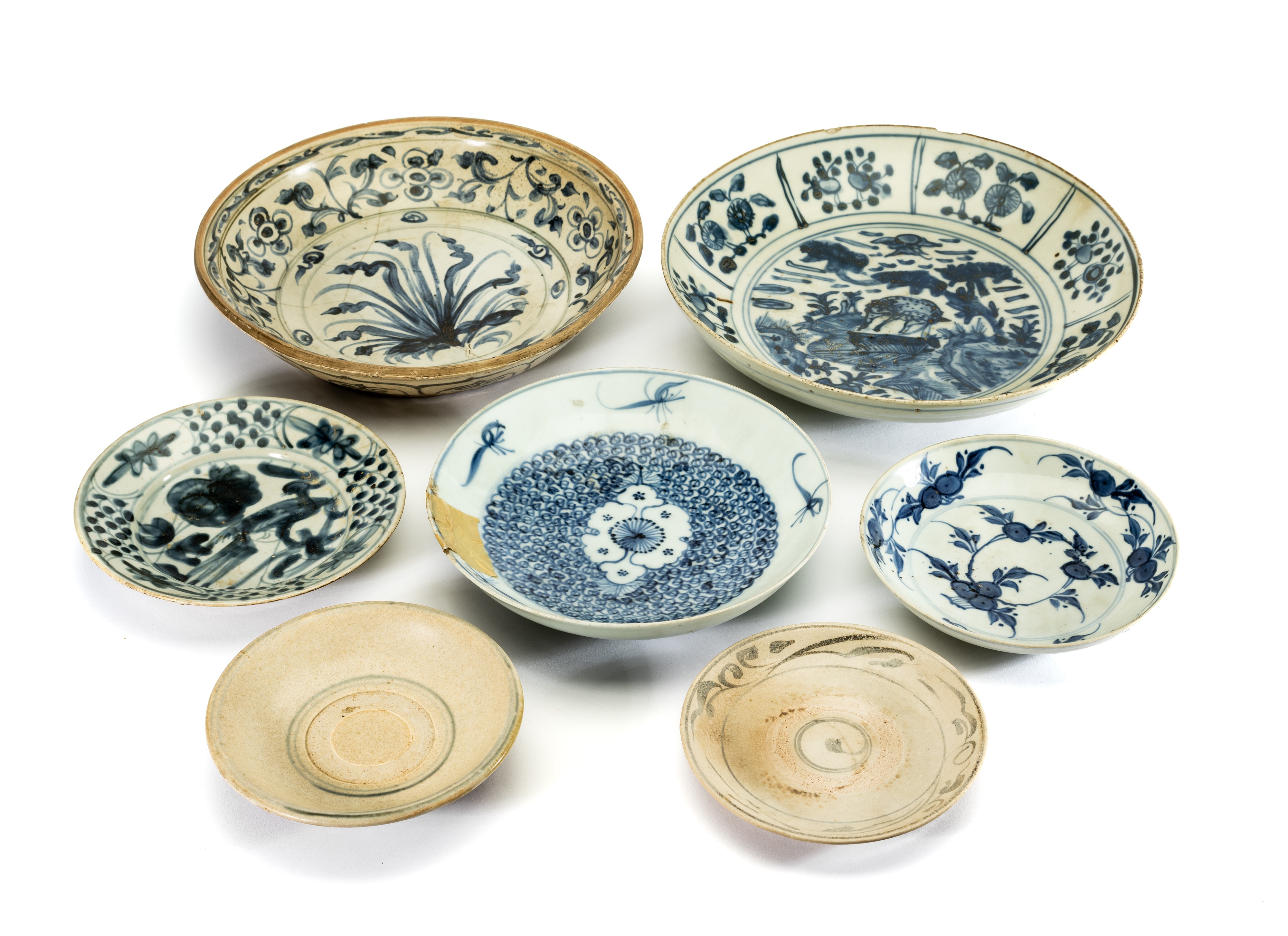 A LARGE CHINESE BLUE AND WHITE DISH, LATE MING DYNASTY