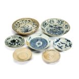 A LARGE CHINESE BLUE AND WHITE DISH, LATE MING DYNASTY