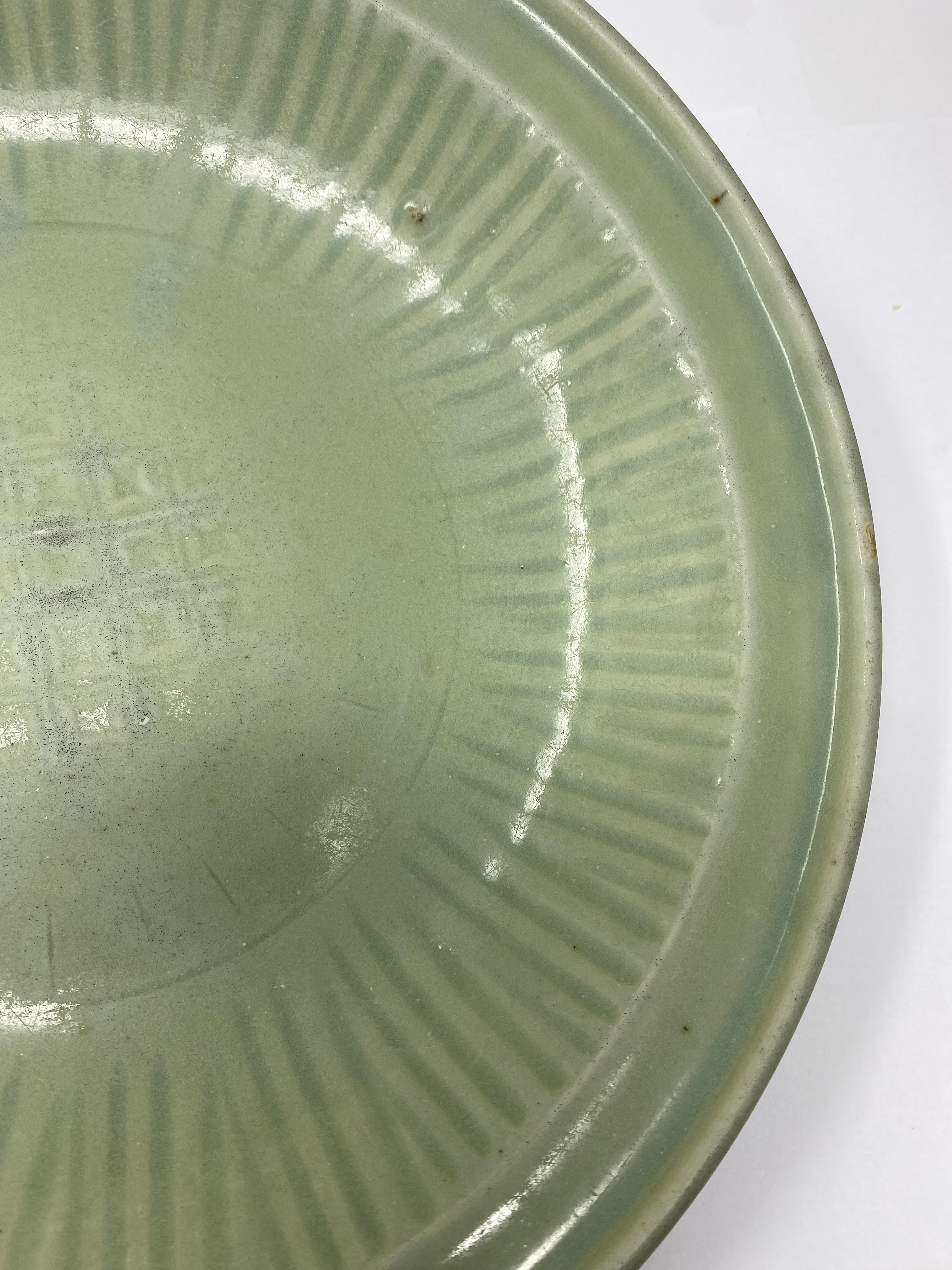 A LARGE CHINESE LONGQUAN CELADON DISH, MING DYNASTY - Image 4 of 8