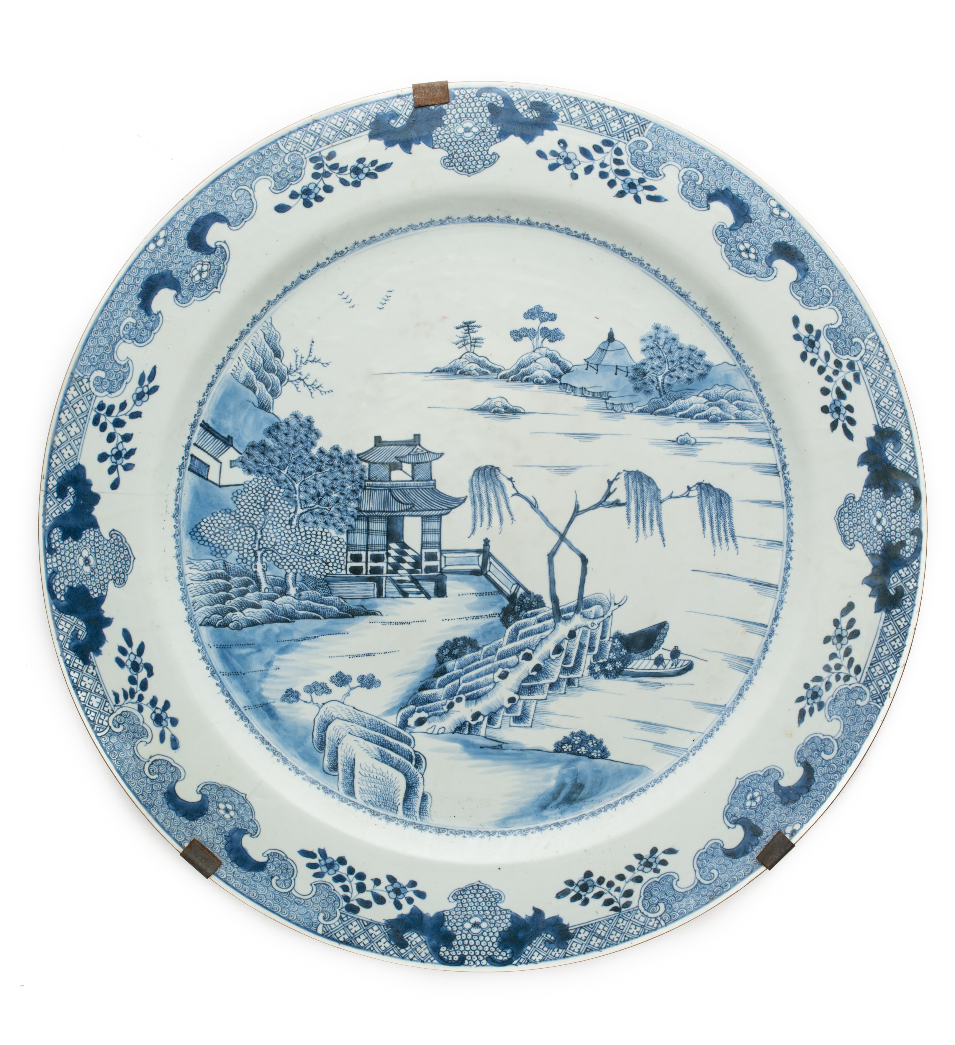 A LARGE CHINESE BLUE AND WHITE CHARGER, QING DYNASTRY, LATE 18TH CENTURY