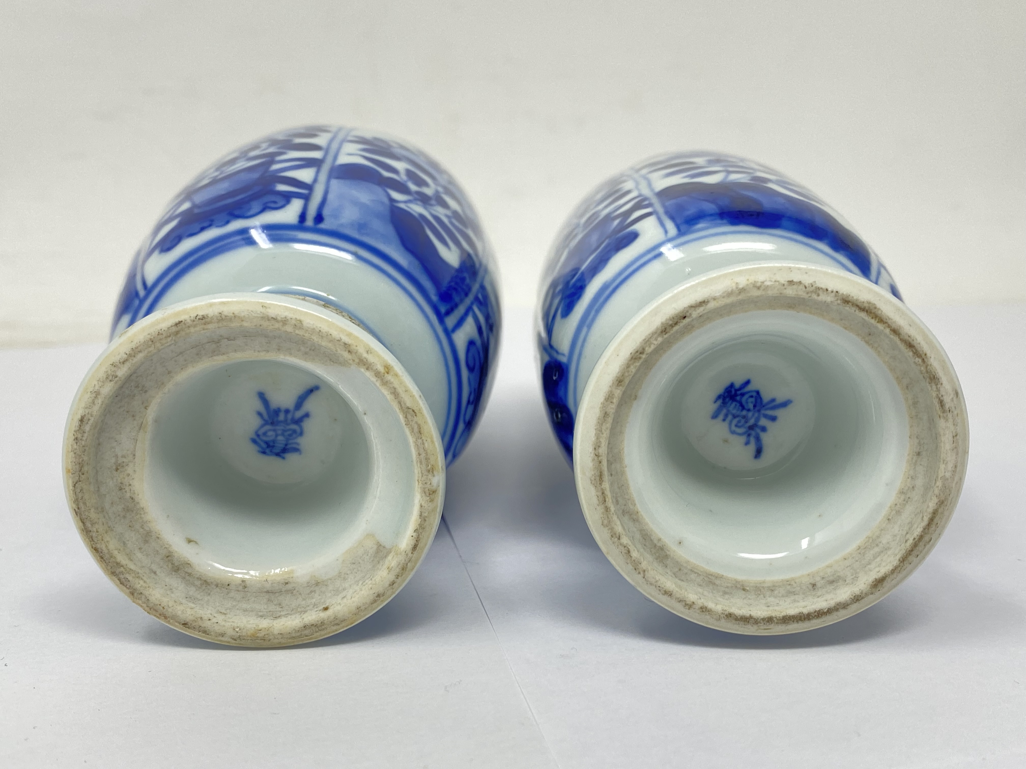 A PAIR OF CHINESE BLUE AND WHITE SMALL VASES, KANGXI PERIOD (1662-1722) - Image 5 of 5