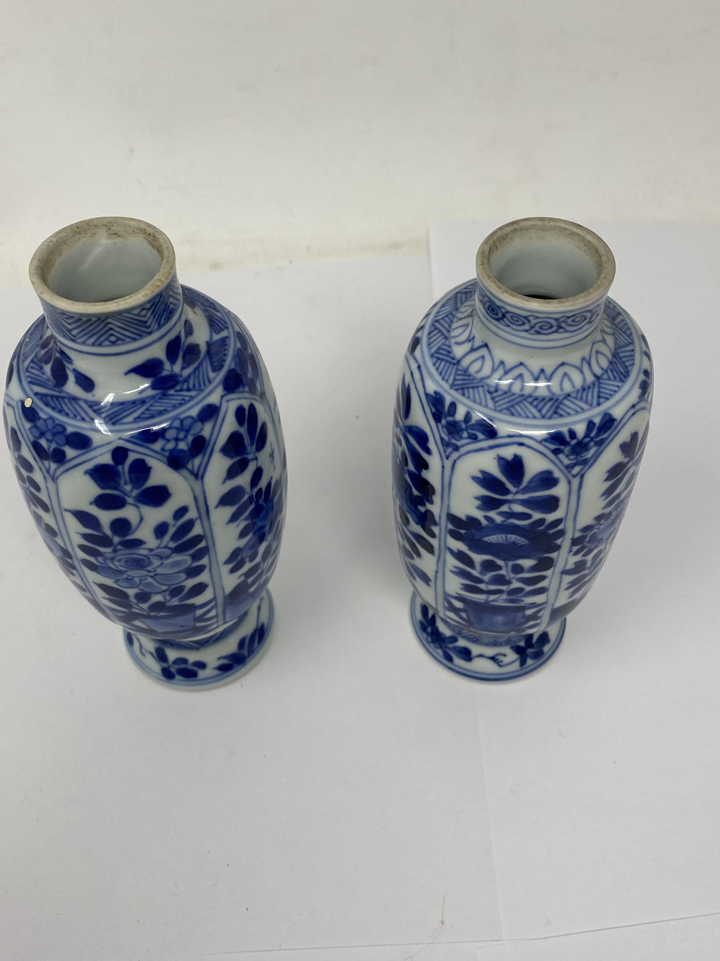 A PAIR OF CHINESE BLUE AND WHITE SMALL VASES, KANGXI PERIOD (1662-1722) - Image 3 of 5