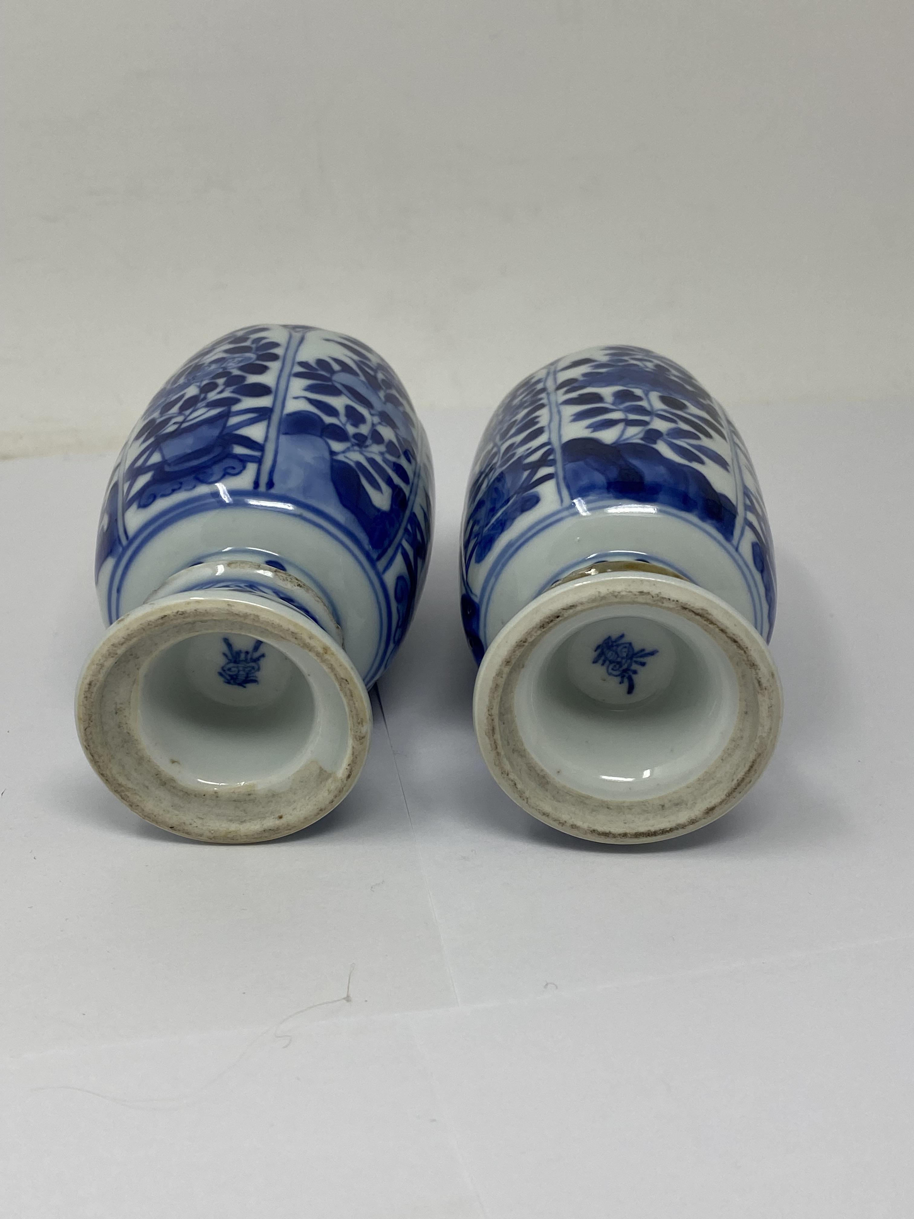 A PAIR OF CHINESE BLUE AND WHITE SMALL VASES, KANGXI PERIOD (1662-1722) - Image 4 of 5