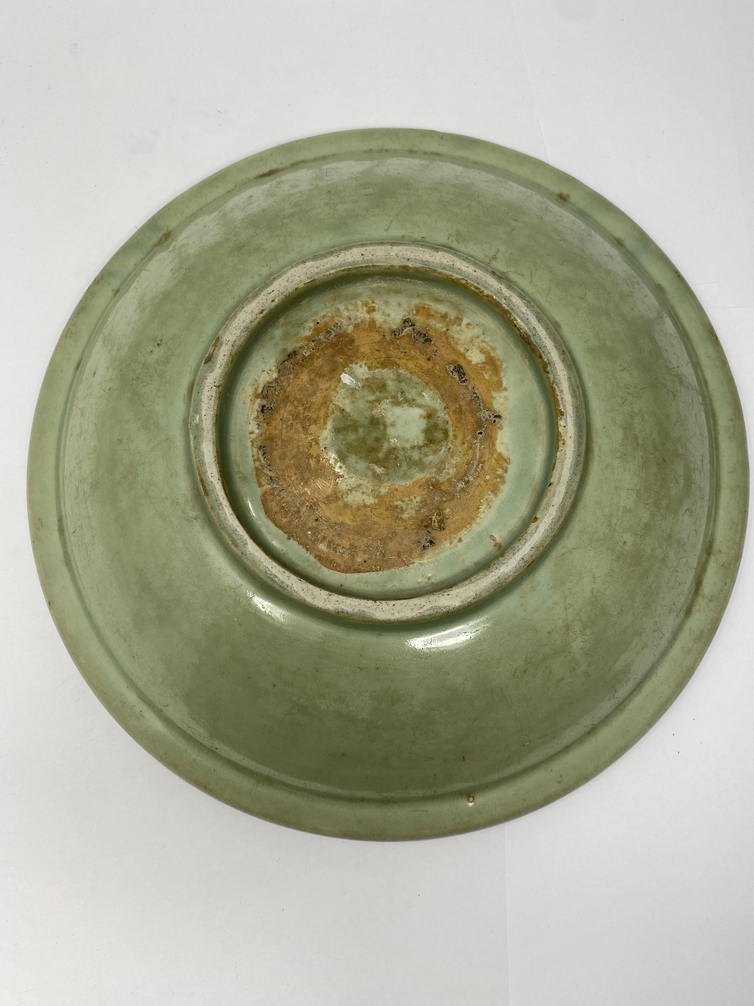 A LARGE CHINESE LONGQUAN CELADON DISH, MING DYNASTY - Image 5 of 8