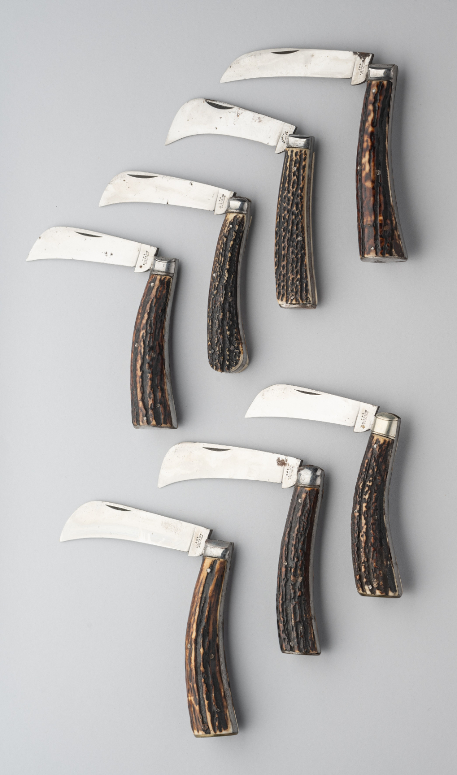FIVE PRUNING KNIVES, LOCKWOOD BROTHERS, SHEFFIELD, AND NINETEEN FURTHER PRUNING KNIVES, LATE