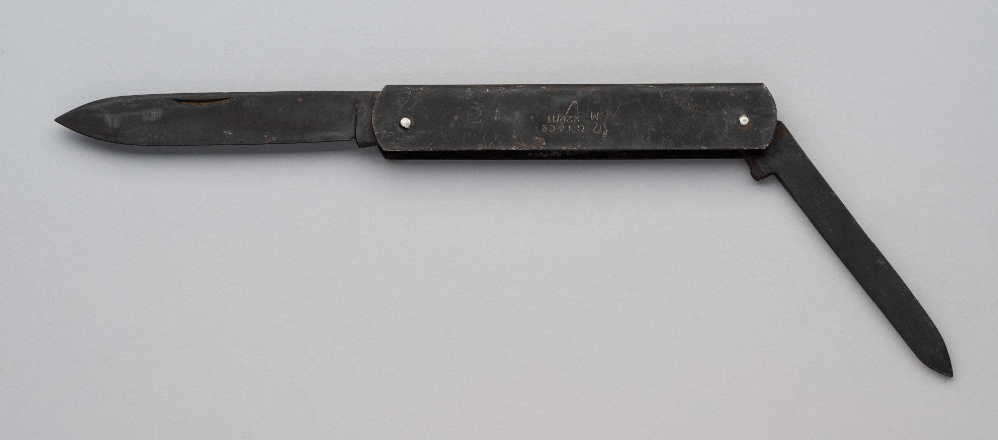 A LOCK KNIFE J. RODGERS & SONS, NO. 6 NORFOLK STREET, SHEFFIELD, LATE 19TH CENTURY AND FOUR FURTHER - Image 2 of 2