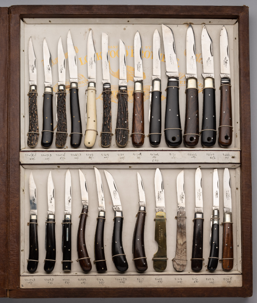 ˜ A SALESMAN’S DISPLAY OF TWENTY-FIVE POCKET KNIVES, LOCKWOOD BROTHERS, SHEFFIELD, LATE 19TH/EARLY