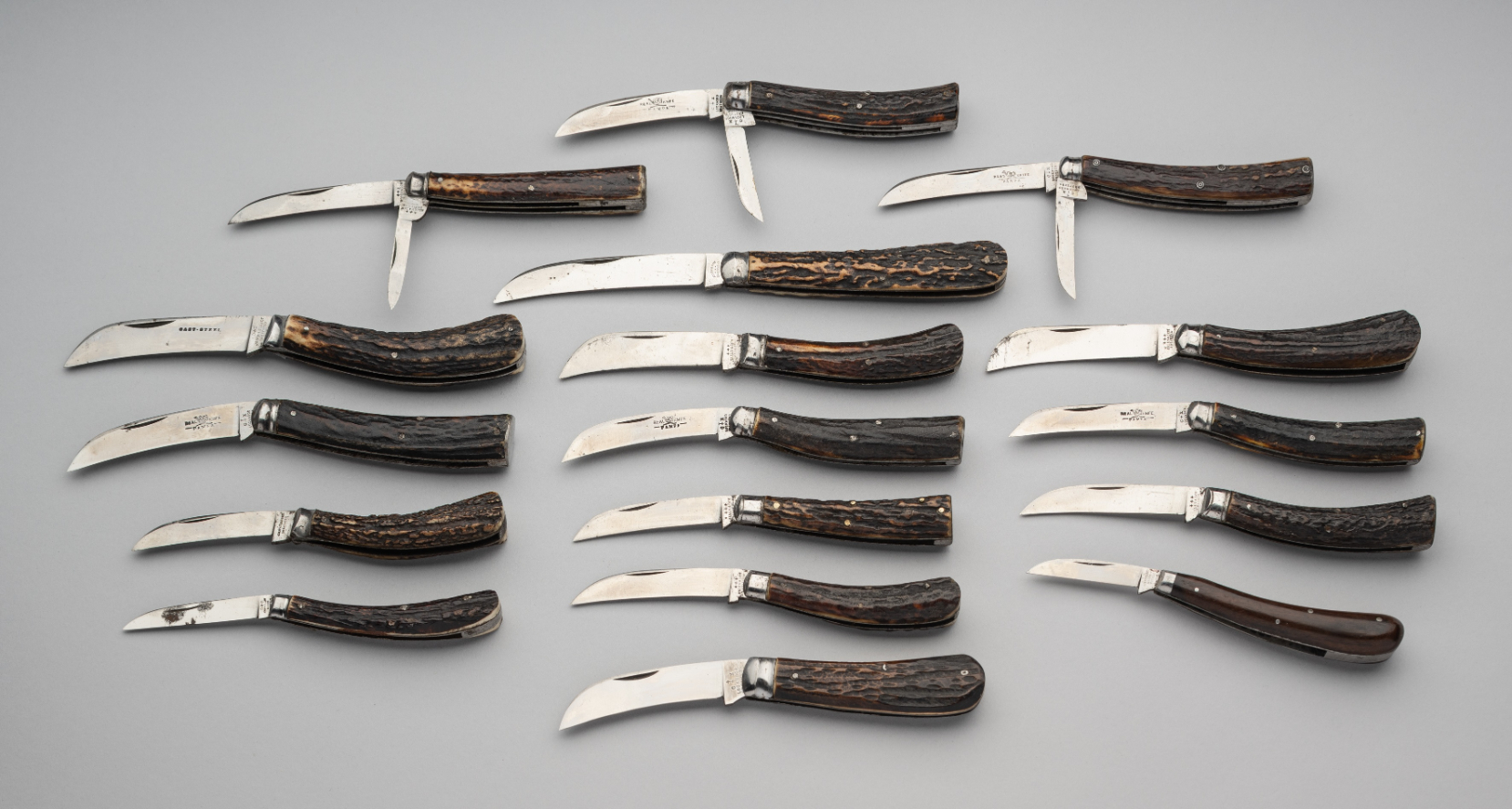FIVE PRUNING KNIVES, LOCKWOOD BROTHERS, SHEFFIELD, AND NINETEEN FURTHER PRUNING KNIVES, LATE - Image 2 of 2