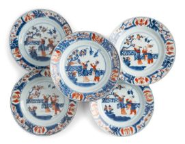 A SET OF FIVE CHINESE IMARI PLATES, QING DYNASTY, QIANLONG PERIOD (1736-95)