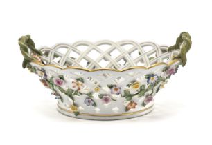 A MEISSEN CHESTNUT BASKET, LATE 19TH / EARLY 20TH CENTURY