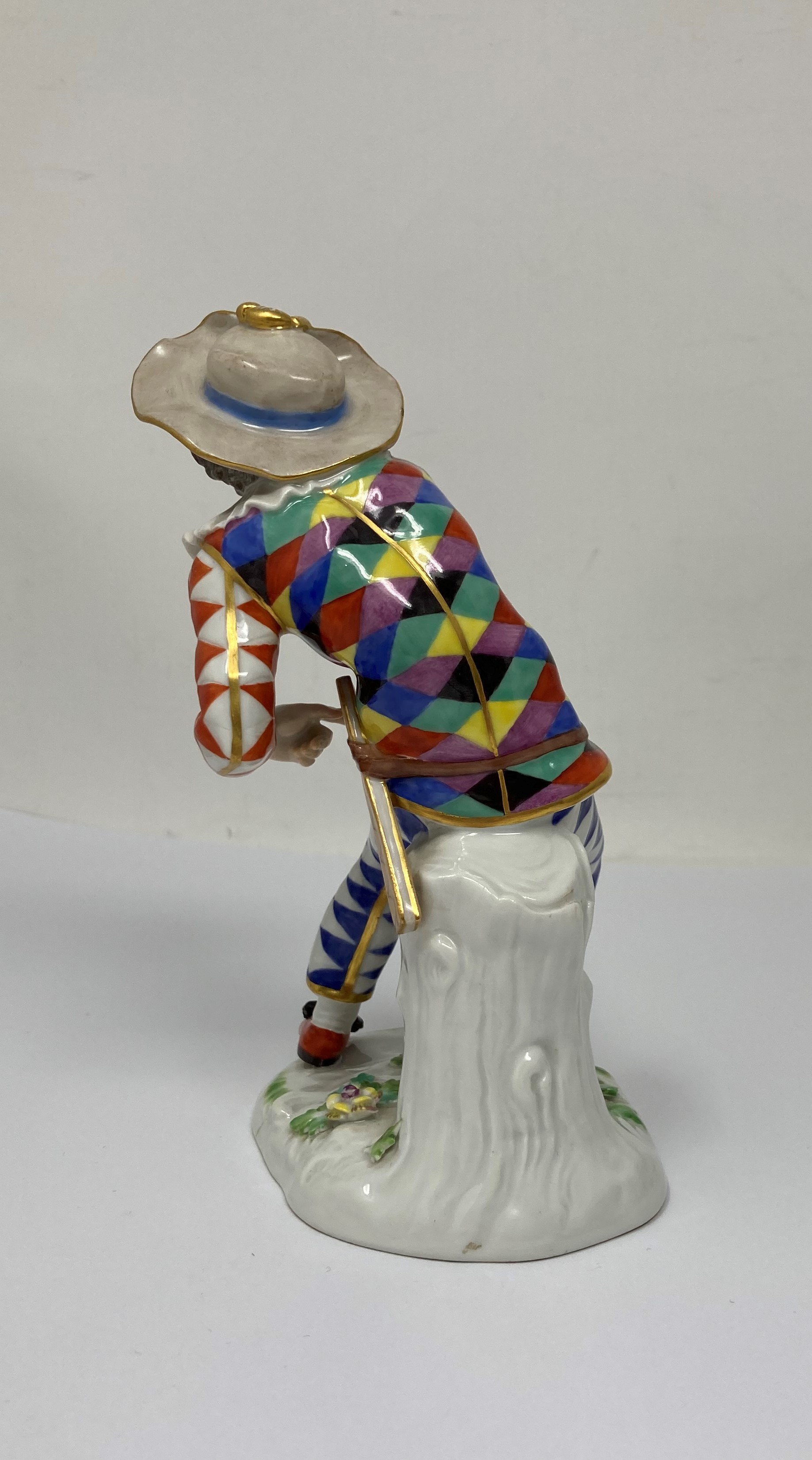 A MEISSEN FIGURE OF THE FRIGHTENED HARLEQUIN, 20TH CENTURY - Image 4 of 6