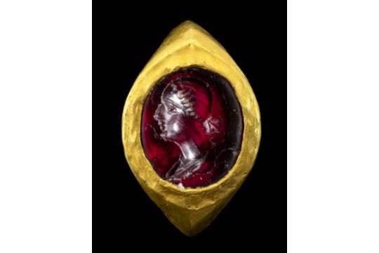 A KUSHAN GOLD RING WITH A GARNET INTAGLIO. FEMALE PORTRAIT. - Image 1 of 3