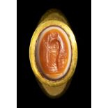 A ROMAN GOLD RING WITH AN AGATE INTAGLIO. GODDESS.
