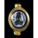 A FINE SASANIAN GOLD RING WITH A NICOLO INTAGLIO. BUST OF A WOMAN WITH MOON, STAR AND INSCRIPTION.