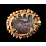 A GRAECO-PERSIAN AGATE ENGRAVED SEAL SET IN A LATE HELLENISTIC GOLD SWIVEL RING BEZEL.