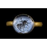 A RARE KUSHAN GOLD RING WITH A NICOLO INTAGLIO. ELEPHANT WITH INSCRIPTION.