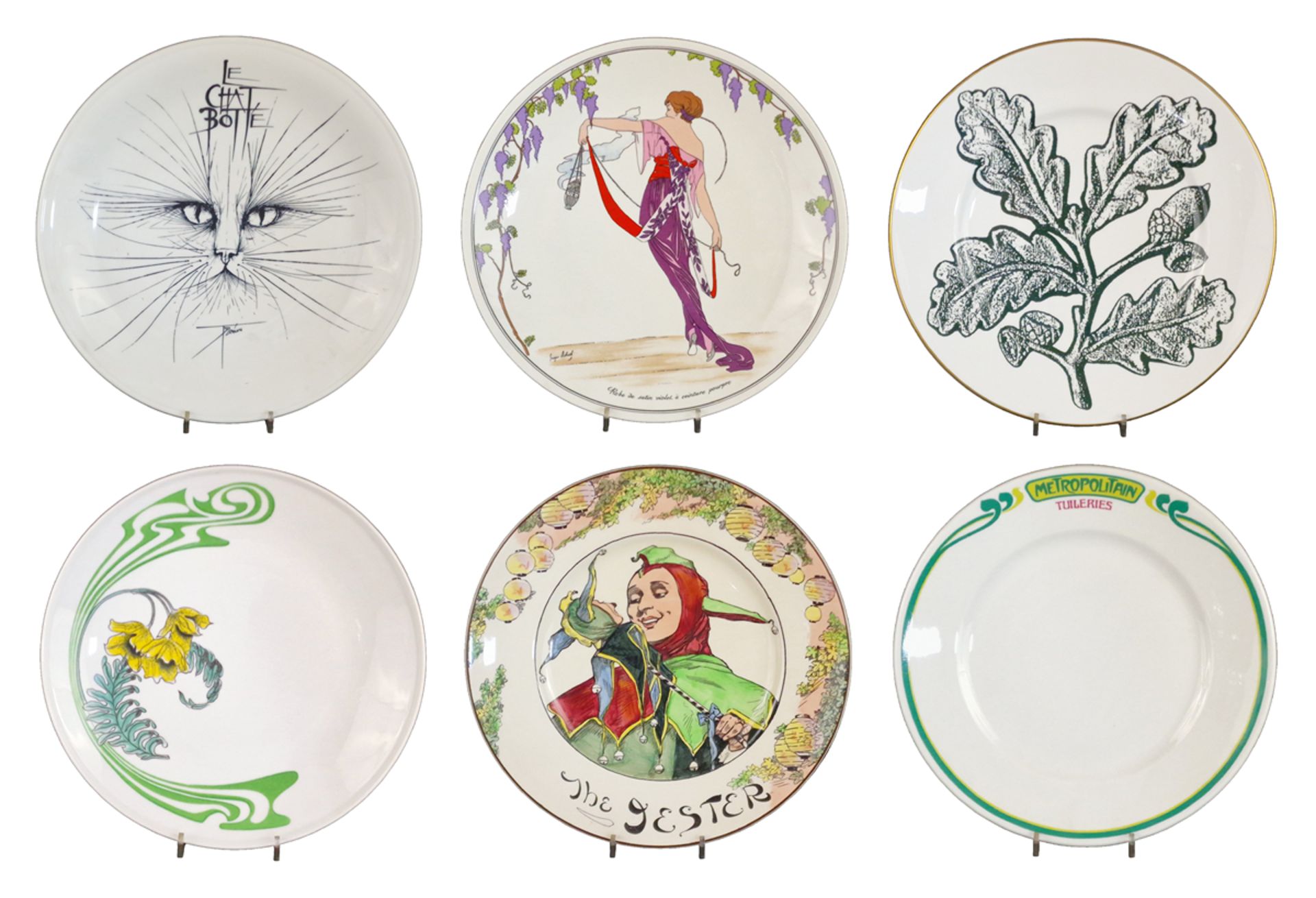 SUITE DE SIX ASSIETTES EN PORCELAINE