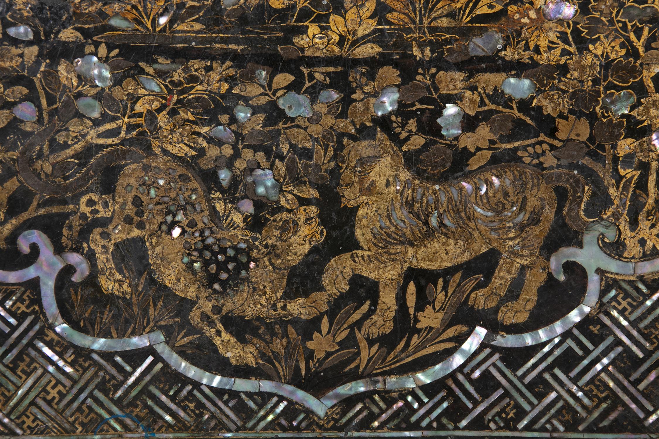 A CHINESE EXPORT GILT AND BLACK LACQUER TABLE, QING DYNASTY decorated all over with landscape - Image 5 of 5