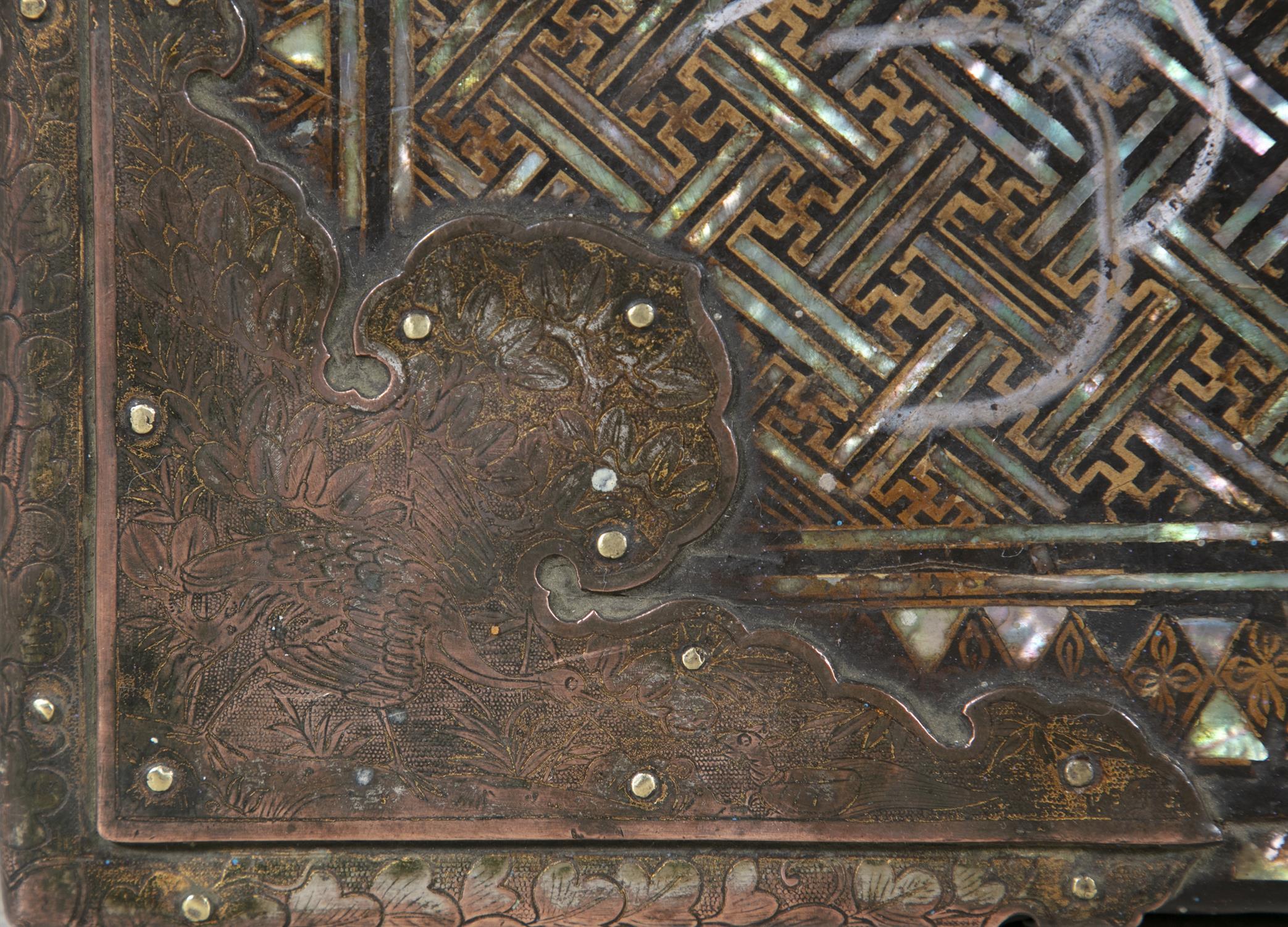 A CHINESE EXPORT GILT AND BLACK LACQUER TABLE, QING DYNASTY decorated all over with landscape - Image 4 of 5