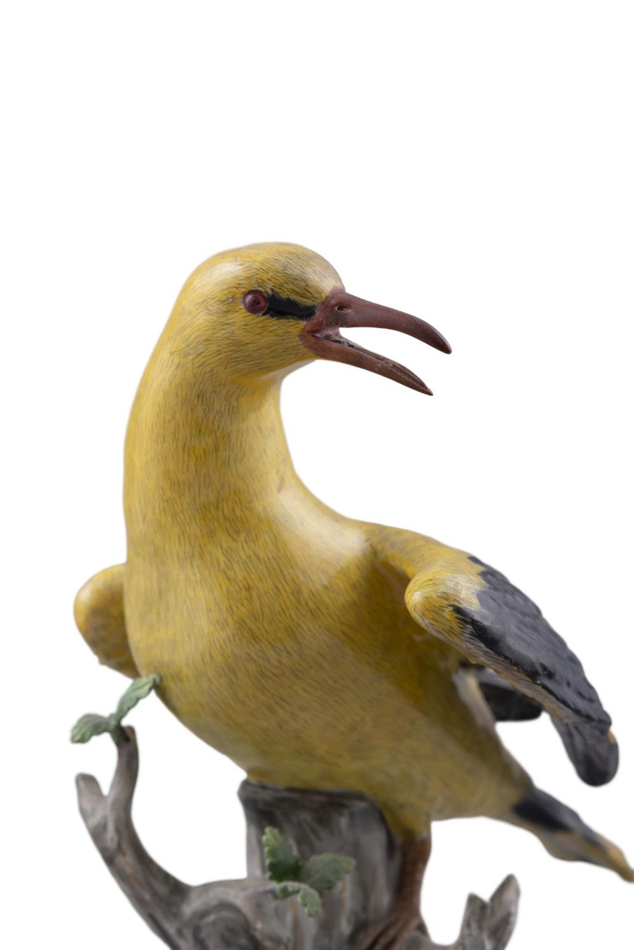 A 19TH CENTURY MEISSEN PAINTED PORCELAIN MODEL OF A GOLDEN ORIOLE, standing on a tree trunk with - Image 3 of 4