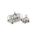 AN EDWARDIAN SILVER SIX BAR TOAST RACK London 1907, mark of William Comyns, of wire-work form