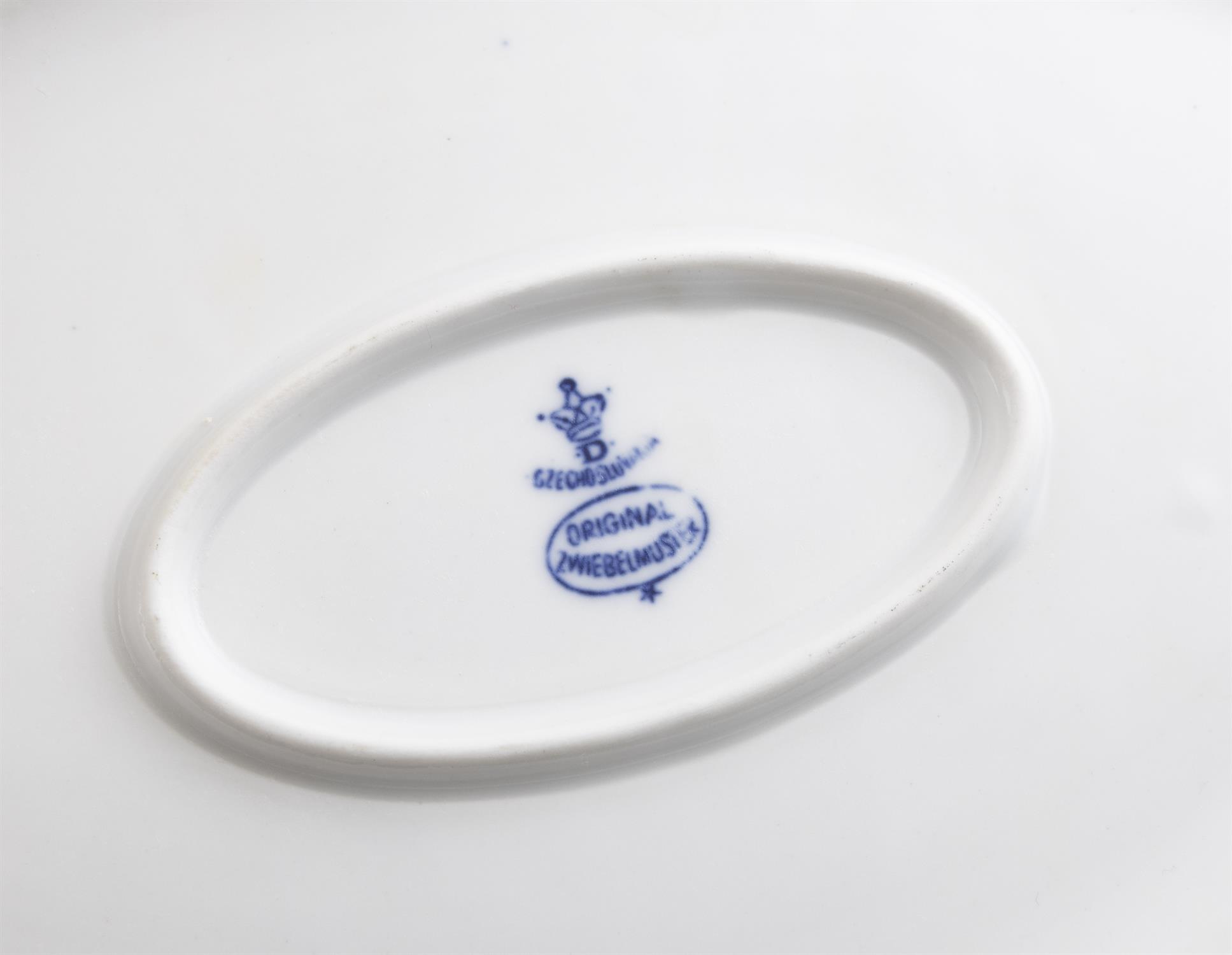 A COLLECTION COMPRISING OF; modern Meissen blue onion pattern and Czech blue onion pattern - Image 2 of 3