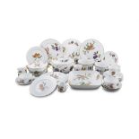 A LARGE COLLECTION OF ROYAL WORCESTER PORCELAIN 16 fluted tea cups with gilt banding and red