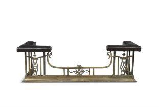 A SMALL EDWARDIAN BRASS AND LEATHER UPHOLSTERED CLUB FENDER, C.1900, with angled corner seats. 152cm