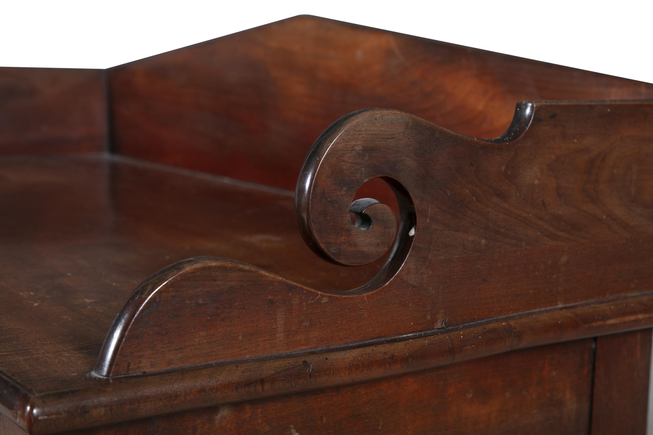 A VICTORIAN MAHOGANY DRESSING TABLE, C.1840 the rectangular top with raised three quarter gallery - Image 3 of 4
