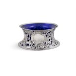 AN IRISH SILVER DISH RING, DUBLIN C.1898 mark of West & Son, spool shaped with fitted glass liner,
