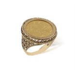 AN EDWARD VII GOLD SOVEREIGN COIN, 1907, MOUNTED AS A RING Set in a 9ct gold,