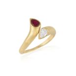 AN 18CT GOLD RUBY AND DIAMOND CROSS-OVER RING, Composed of a pear-shaped diamond and ruby in