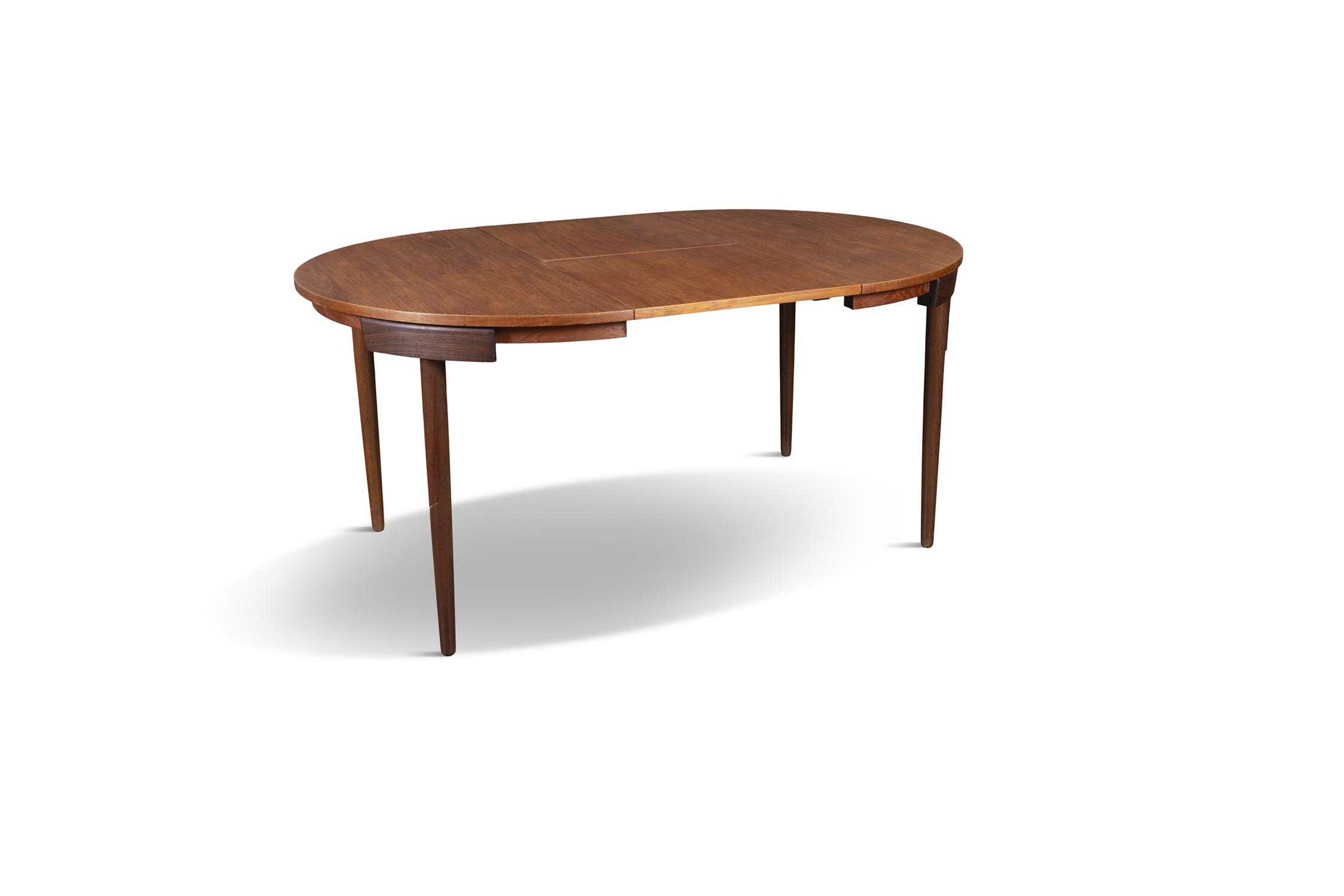 FREM ROJLE A teak circular extending dining table with 4 chairs by Hans Olsen for Frem Rojle. - Image 7 of 9