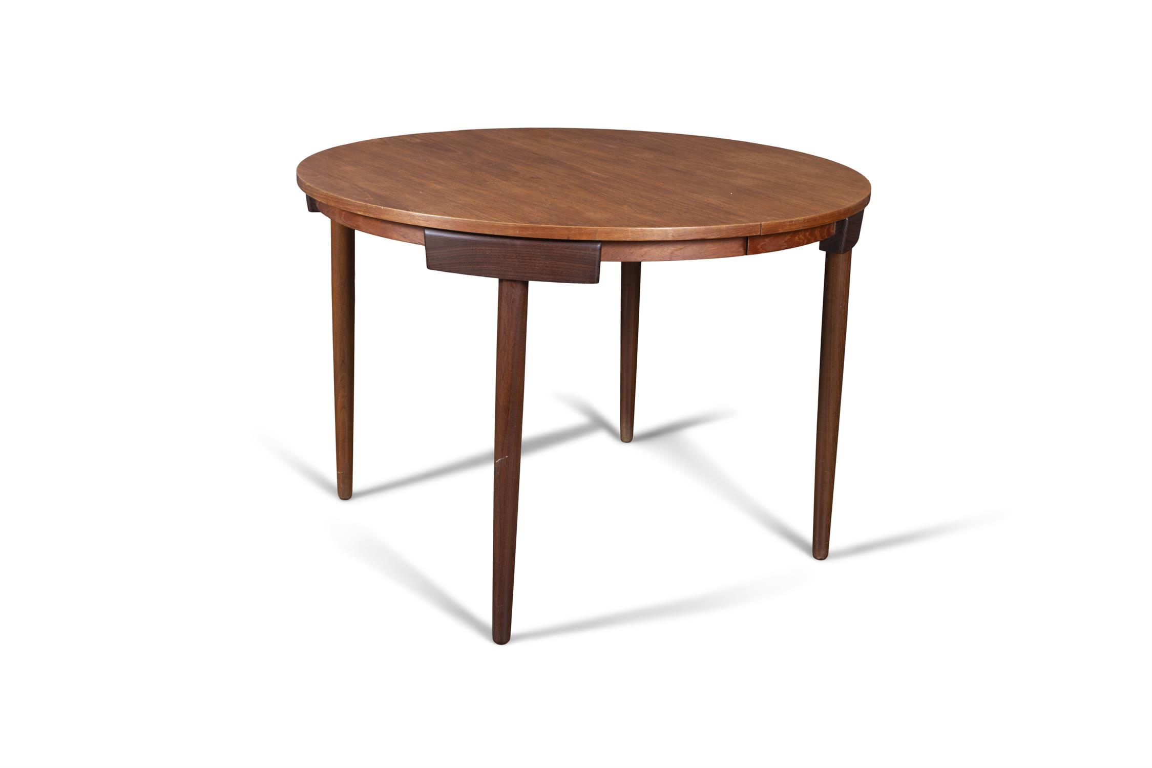 FREM ROJLE A teak circular extending dining table with 4 chairs by Hans Olsen for Frem Rojle. - Image 5 of 9