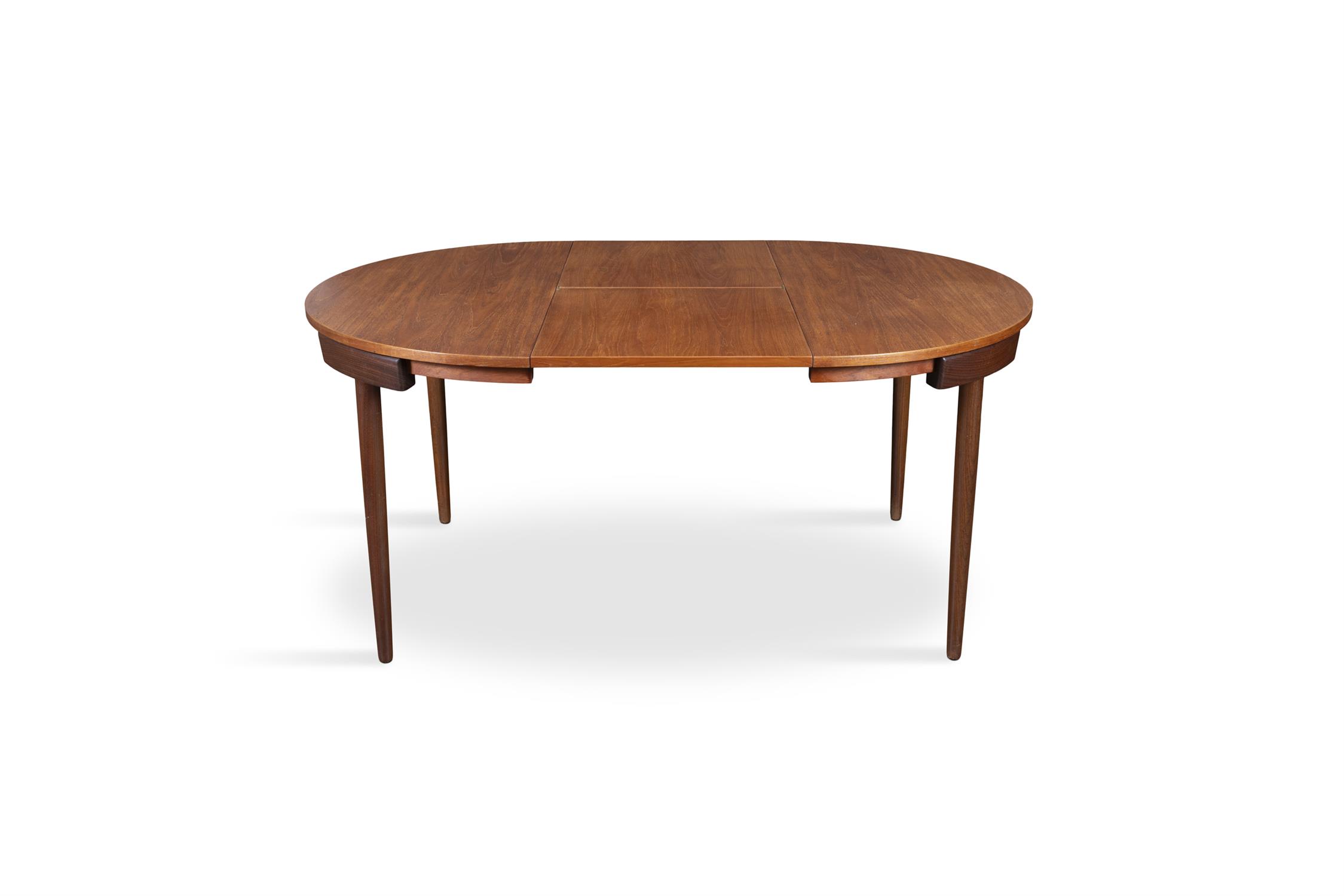 FREM ROJLE A teak circular extending dining table with 4 chairs by Hans Olsen for Frem Rojle. - Image 6 of 9