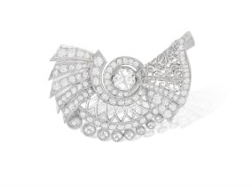 A MID-20TH CENTURY DIAMOND BROOCH, FRENCH, CIRCA 1950 Of openwork bow design, the central old